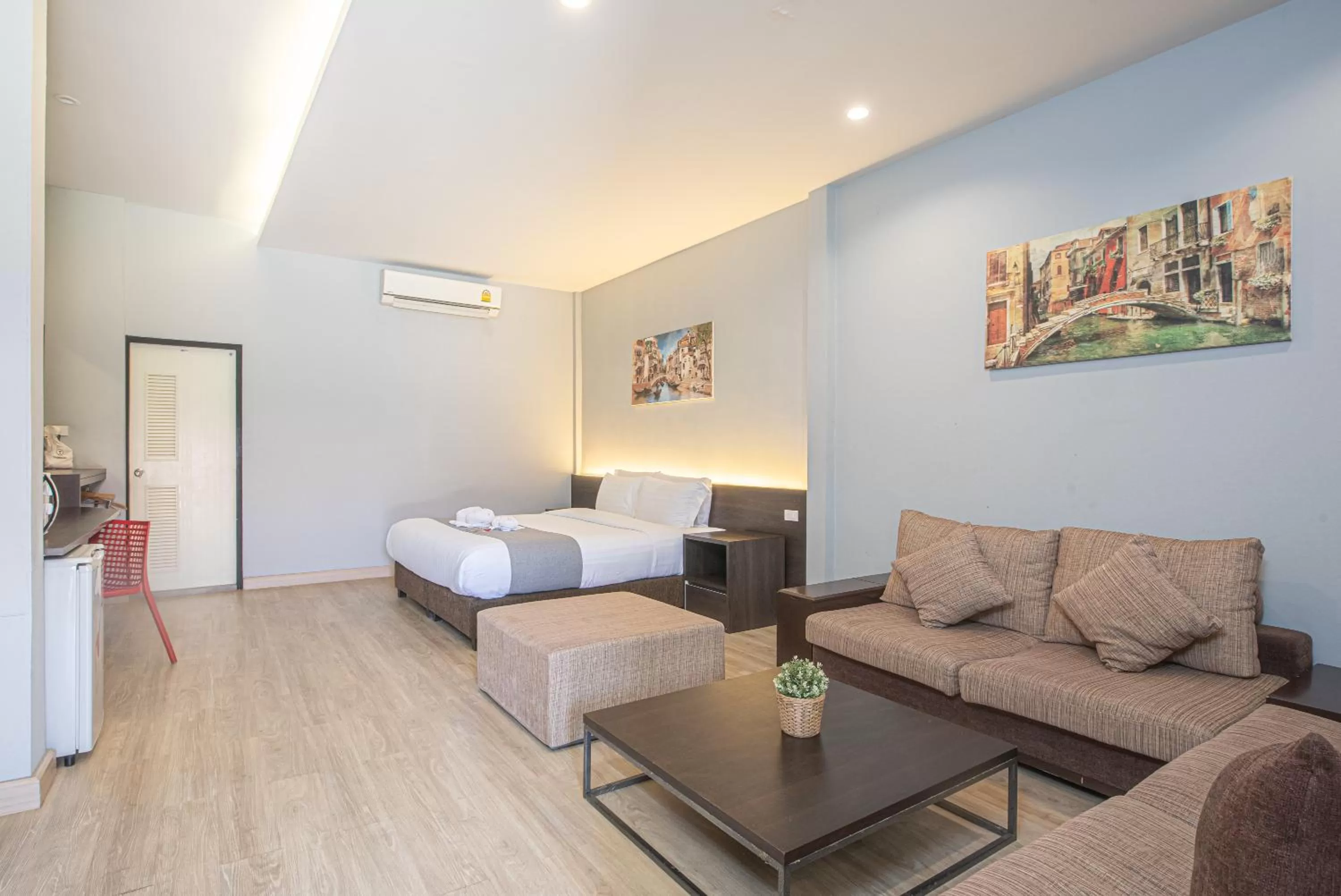 Photo of the whole room in Tarnsiri Boutique Resort