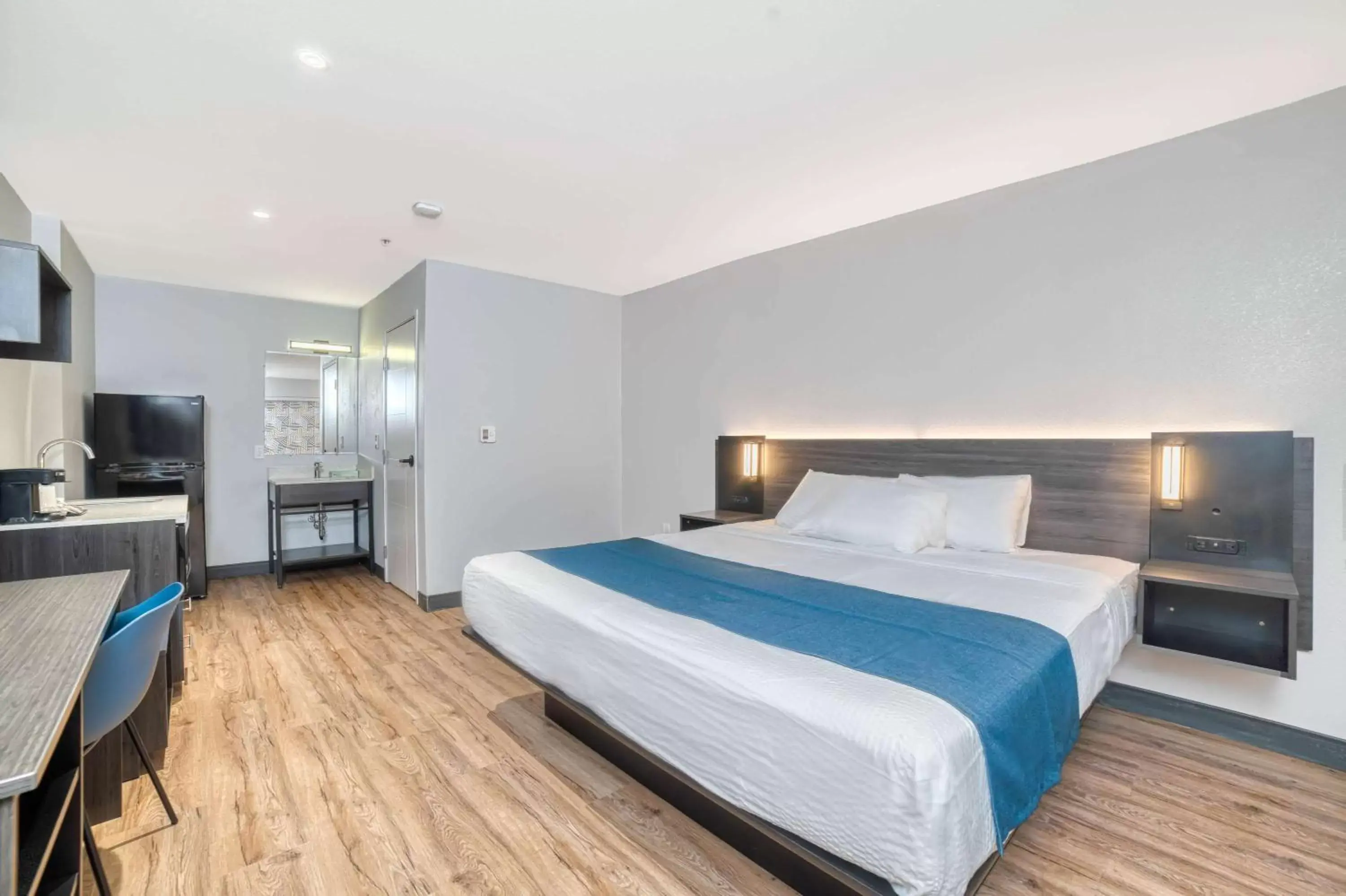 Bed in Studio 6 Suites Stockton, CA Waterfront Bed in Studio 6 Suites Stockton, CA Waterfront