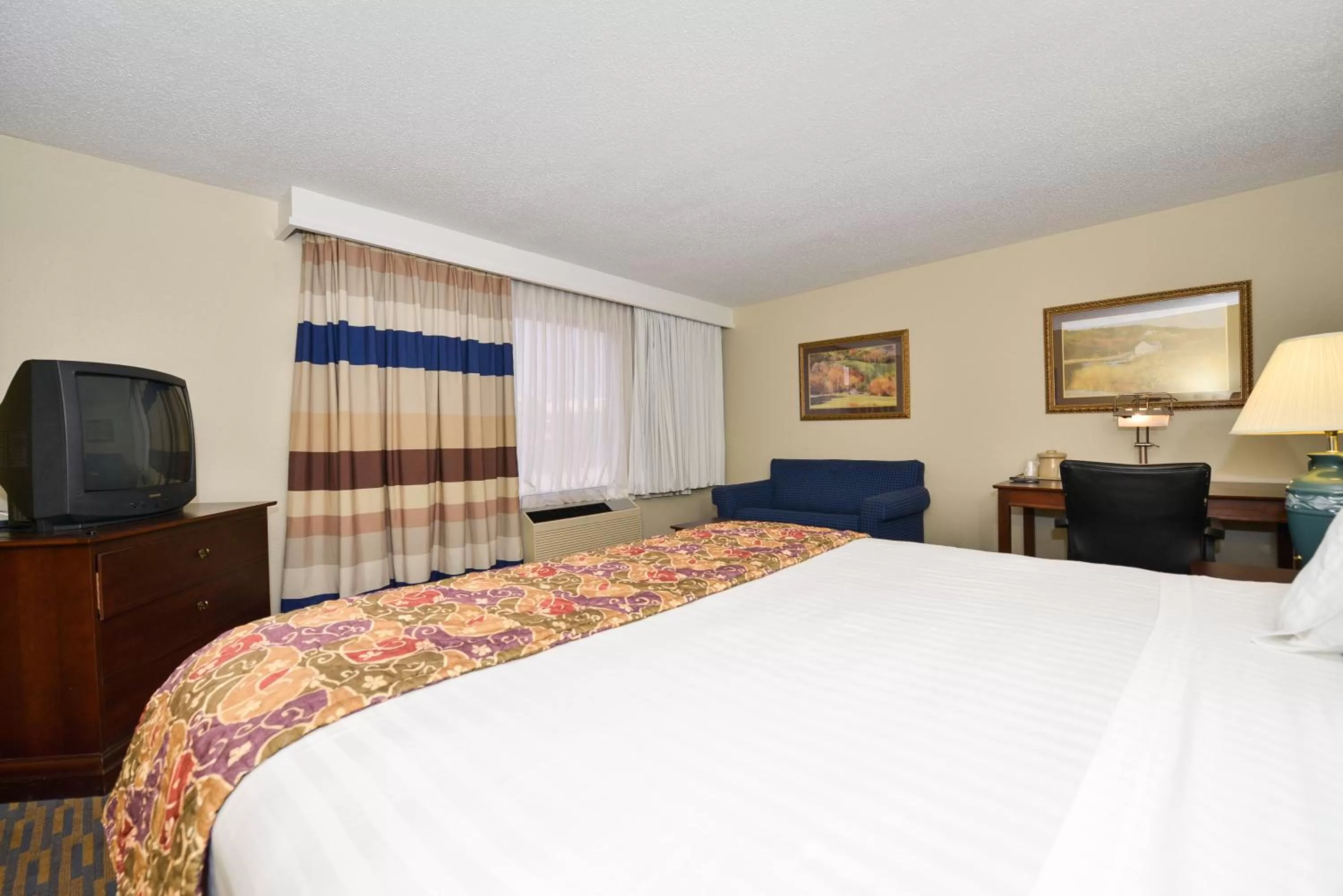 Bedroom, Bed in Lamplighter Inn-South