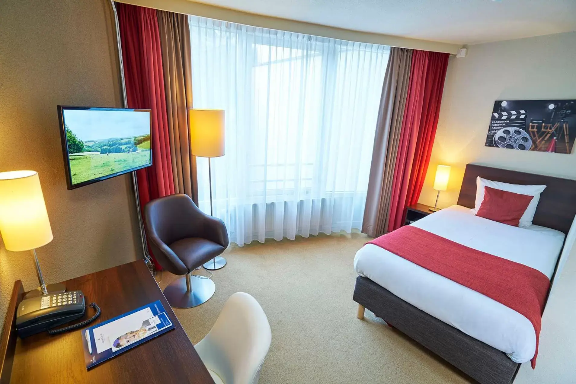 Bed, TV/Entertainment Center in Amrâth Hotel Media Park Hilversum