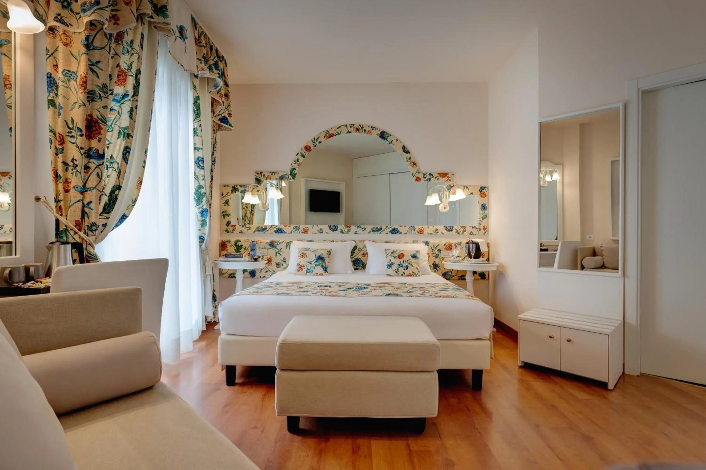 Photo of the whole room in Hotel Cavalieri Palace