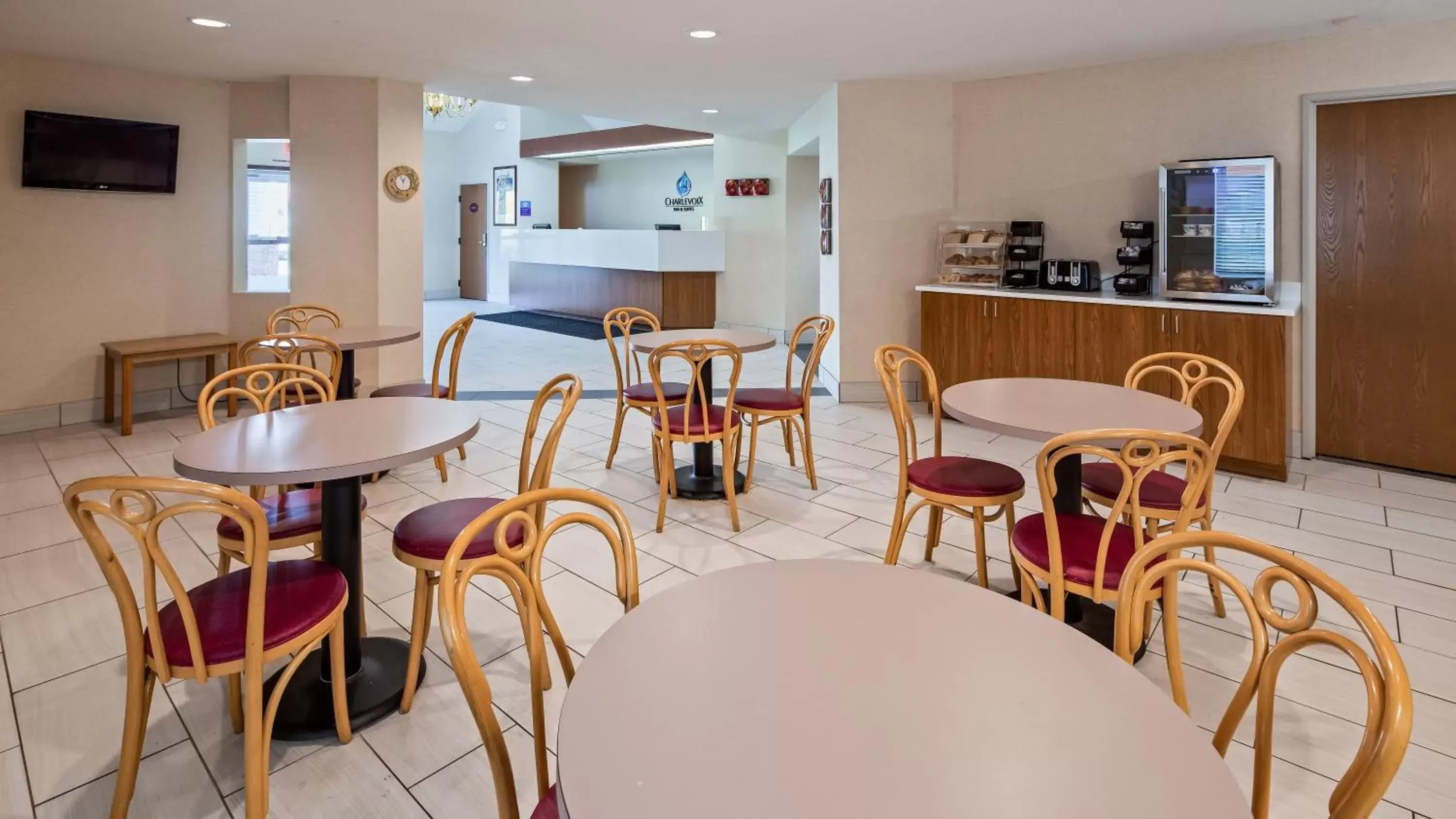 Breakfast, Restaurant/Places to Eat in Charlevoix Inn & Suites SureStay Collection by Best Western