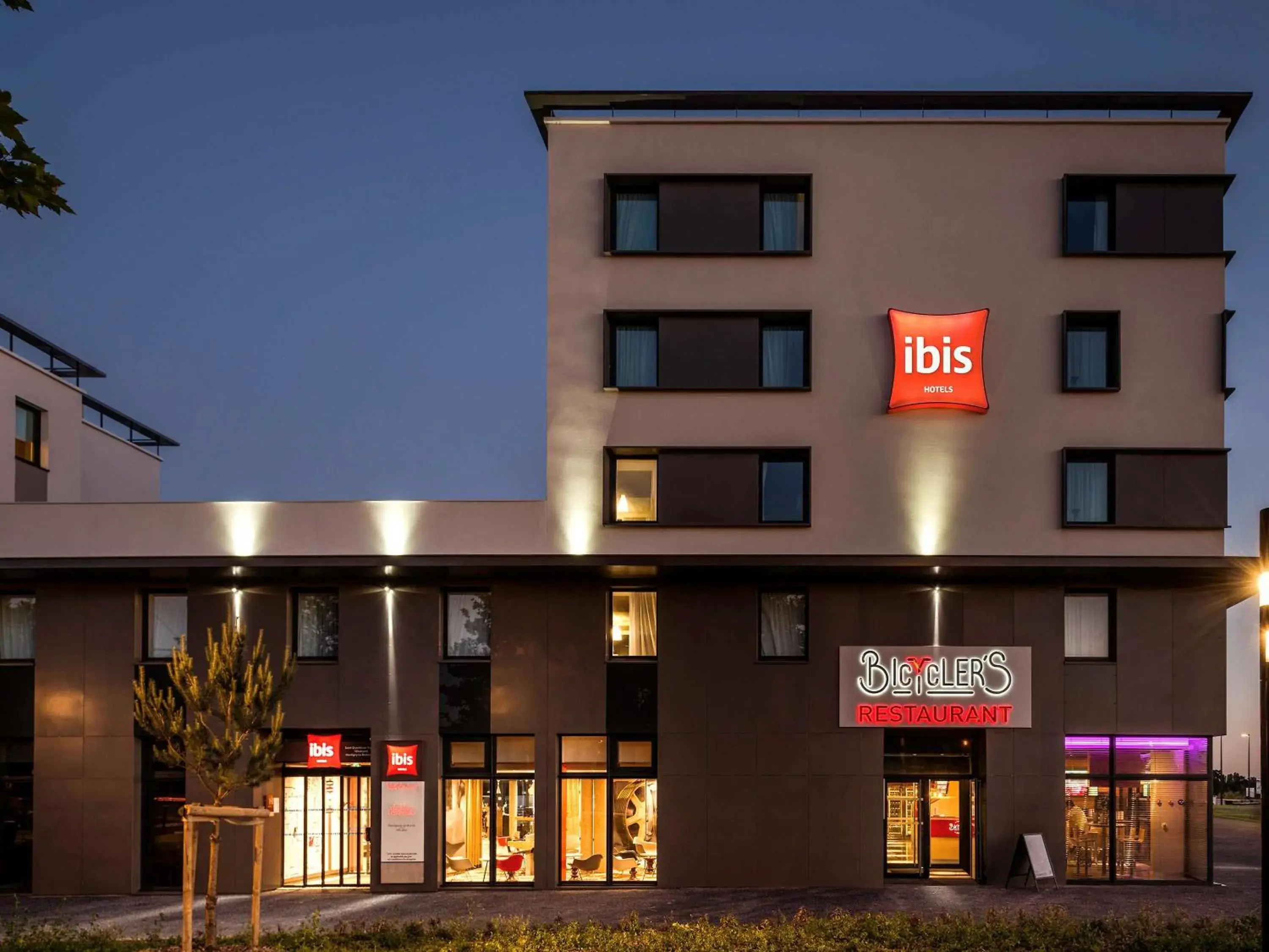 Restaurant/places to eat, Property Building in ibis Saint Quentin en Yvelines - Velodrome