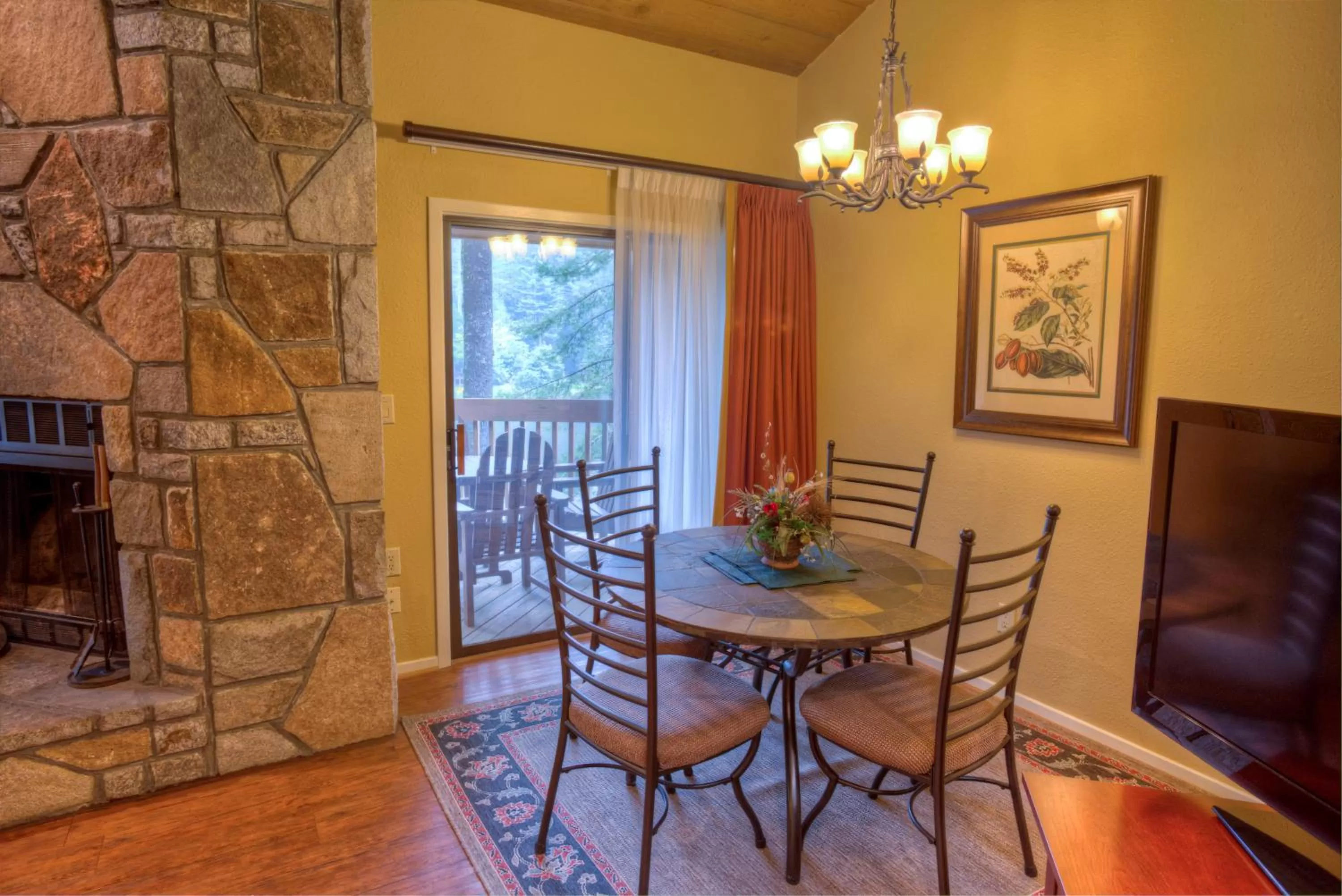 Dining area in Foxhunt at Sapphire Valley