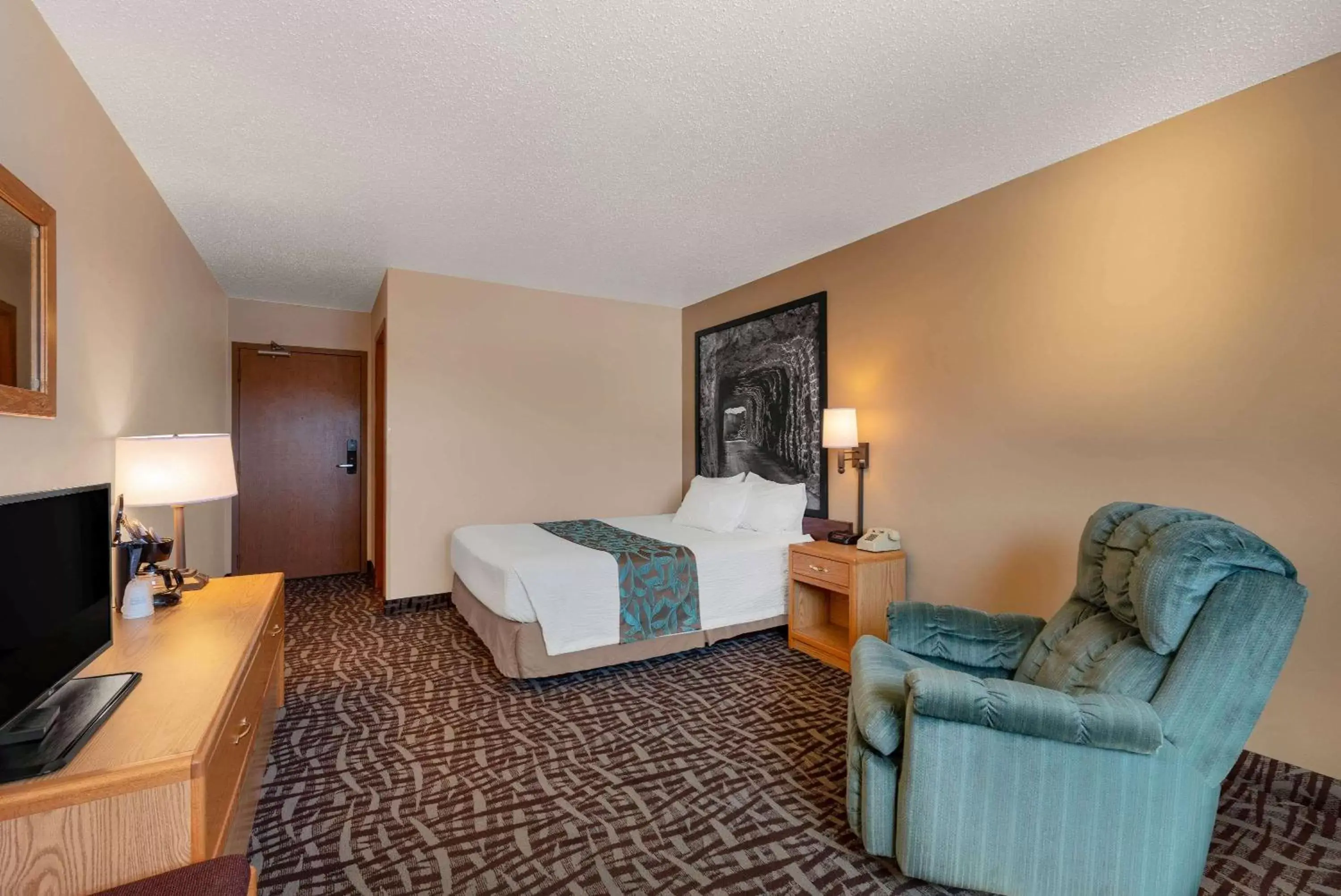 Photo of the whole room in Super 8 by Wyndham Hill City/Mt Rushmore/ Area