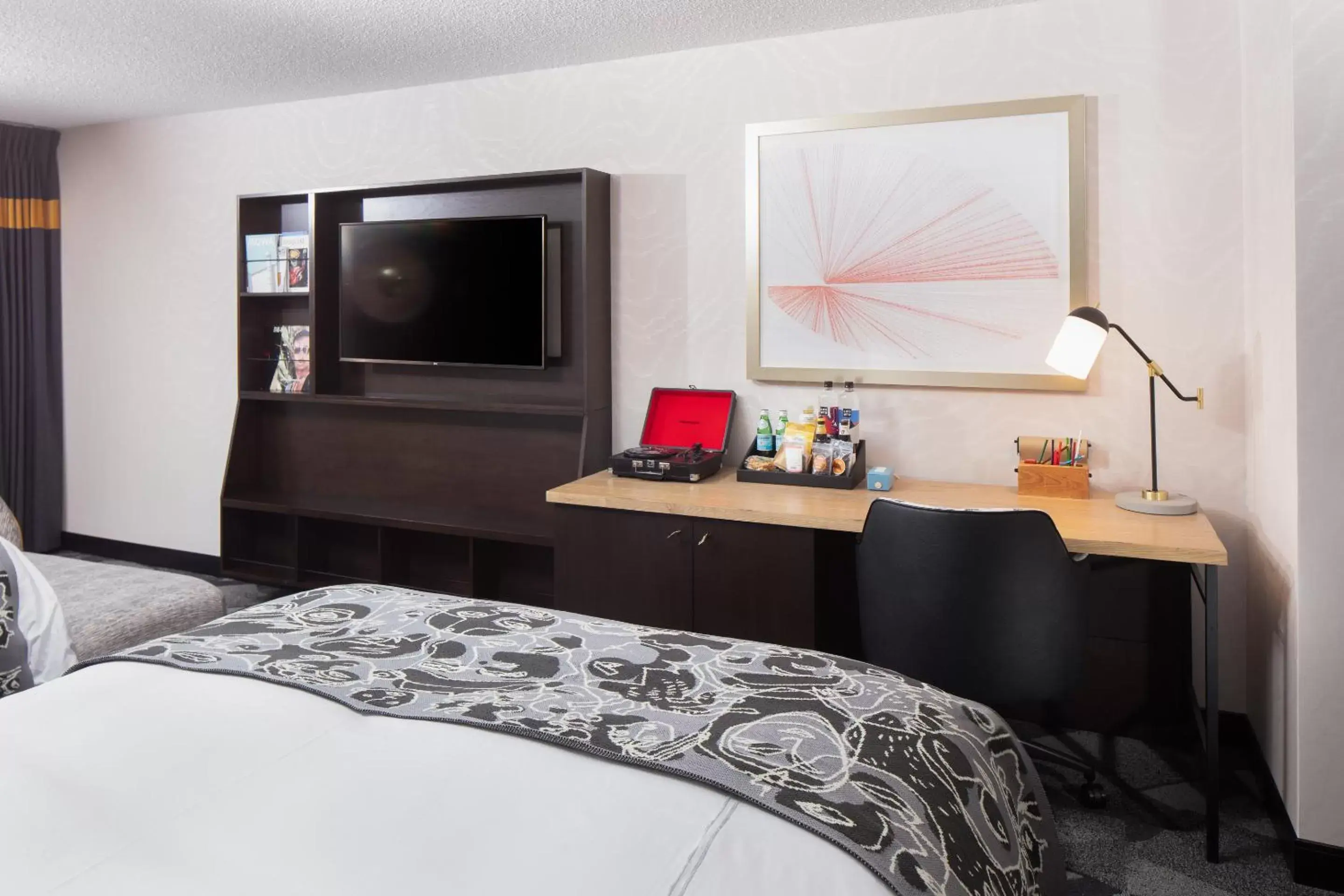 Deluxe Two Queen Accessible Bathtub with Study Access in Saint Kate - The Arts Hotel Deluxe Two Queen Accessible Bathtub with Study Access in Saint Kate - The Arts Hotel