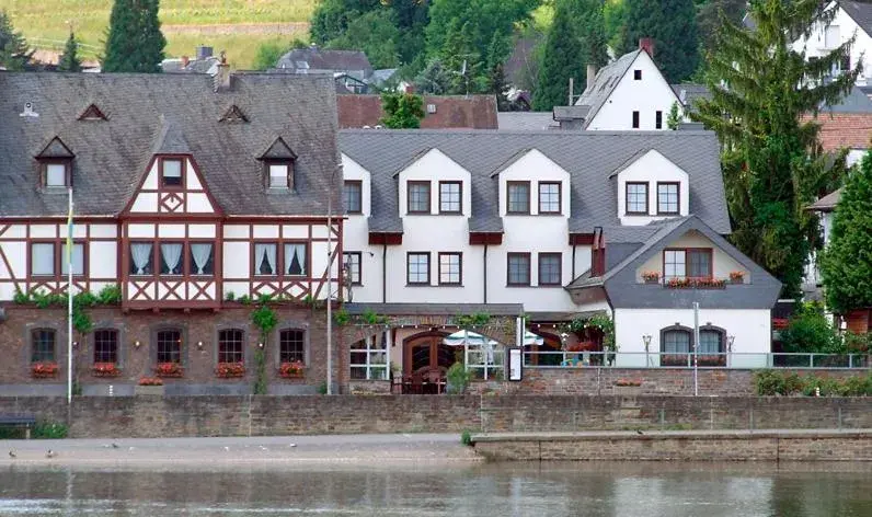 Facade/entrance, Property Building in Hotel Gülser Weinstube