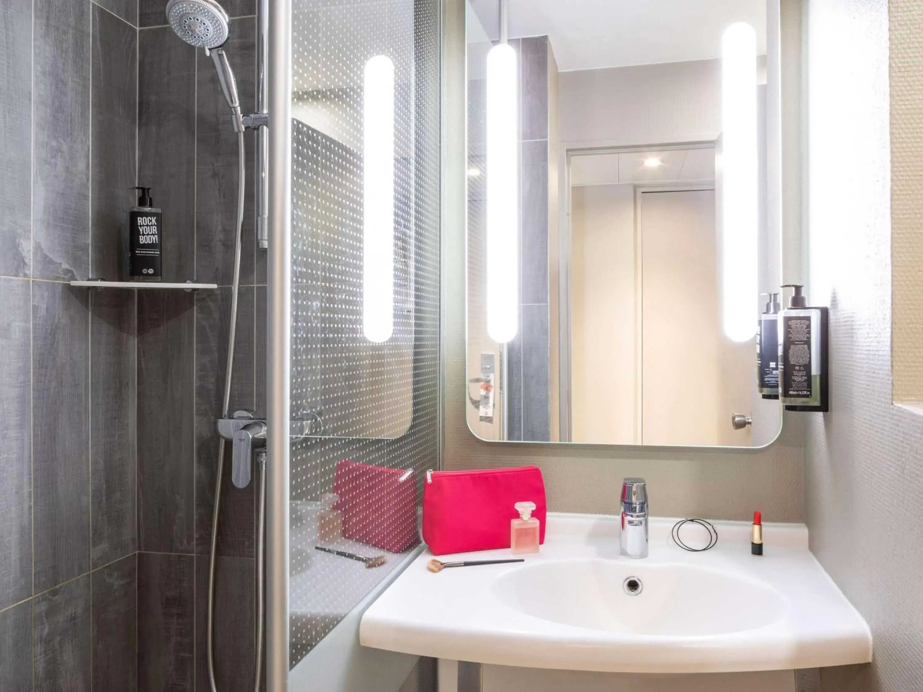 Bedroom, Bathroom in ibis Paris Gare du Nord La Fayette