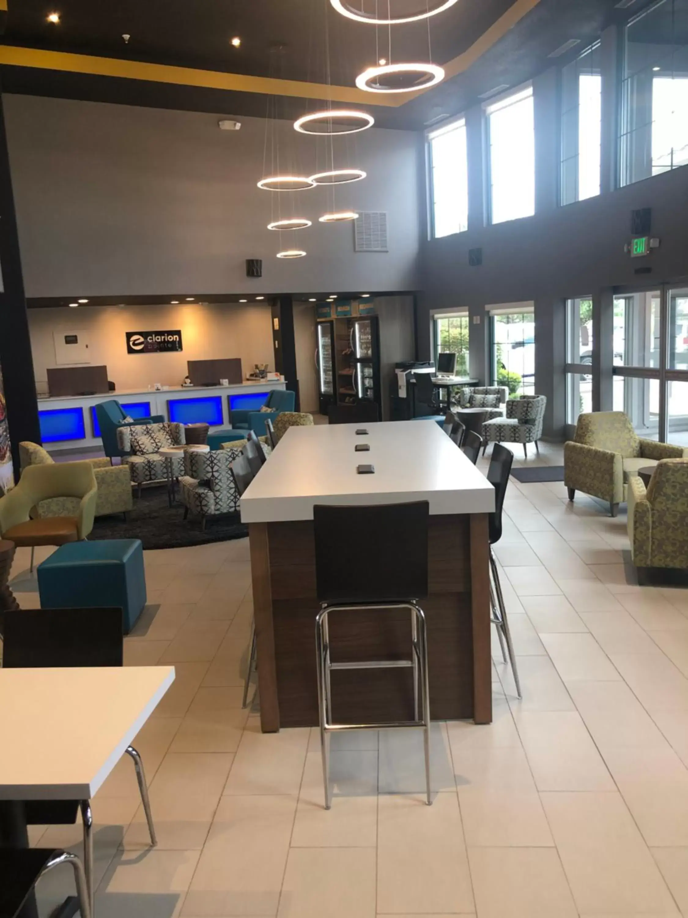 Seating area, Restaurant/Places to Eat in Clarion Pointe Indianapolis Airport