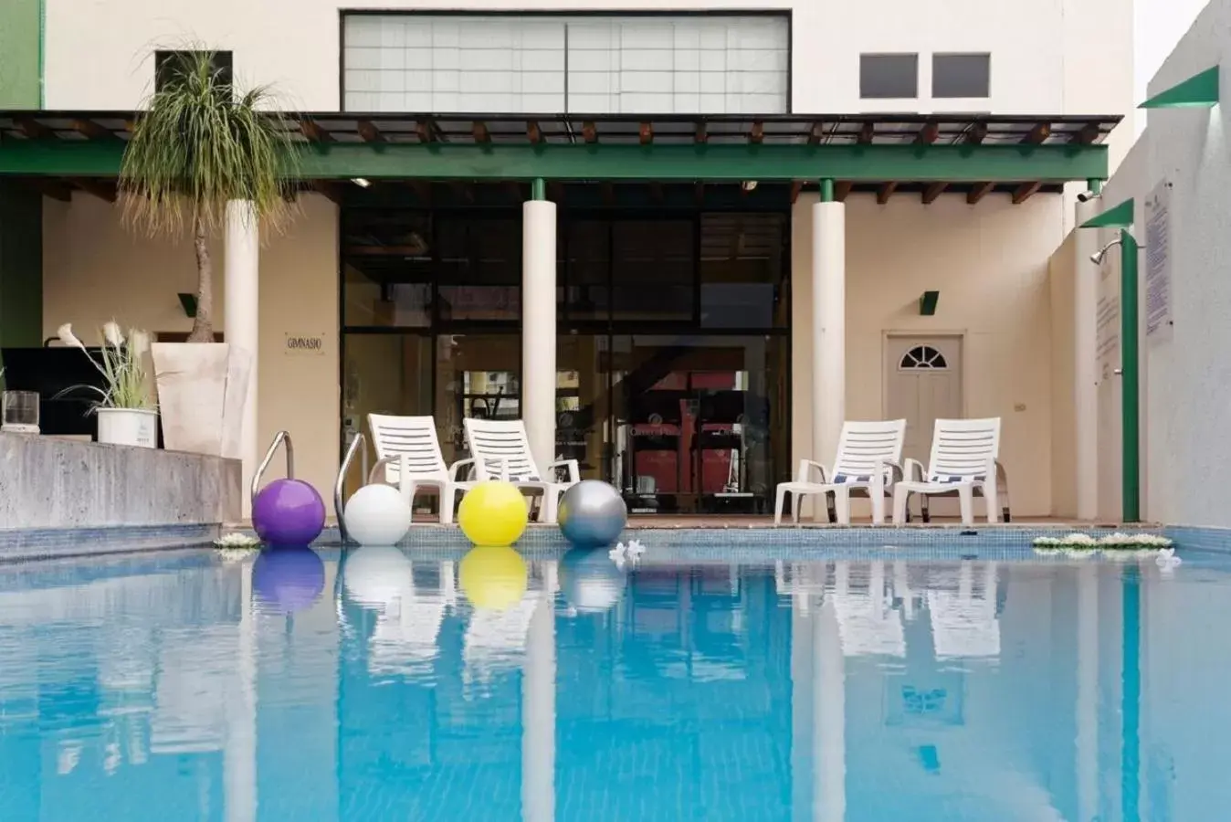 Swimming Pool in Hotel Olmeca Plaza