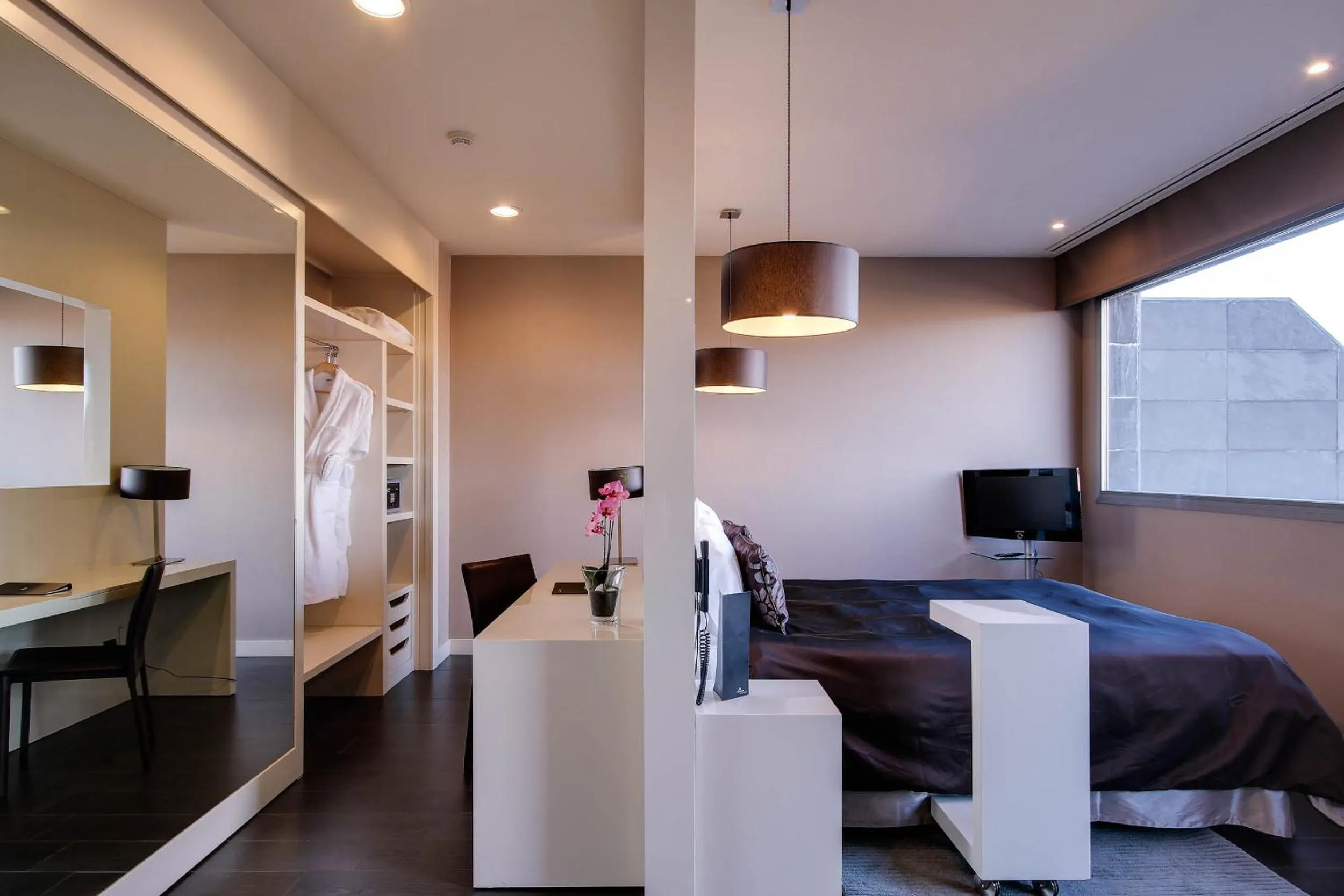 Photo of the whole room, Bed in PCM Forum Alcalá