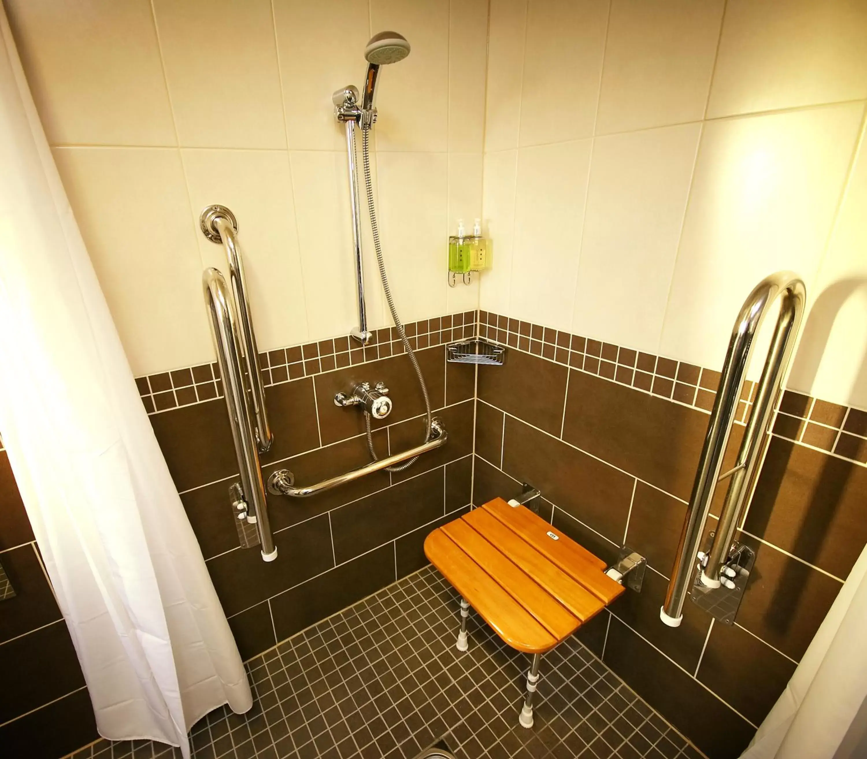 Shower, Bathroom in Belmore Court & Motel