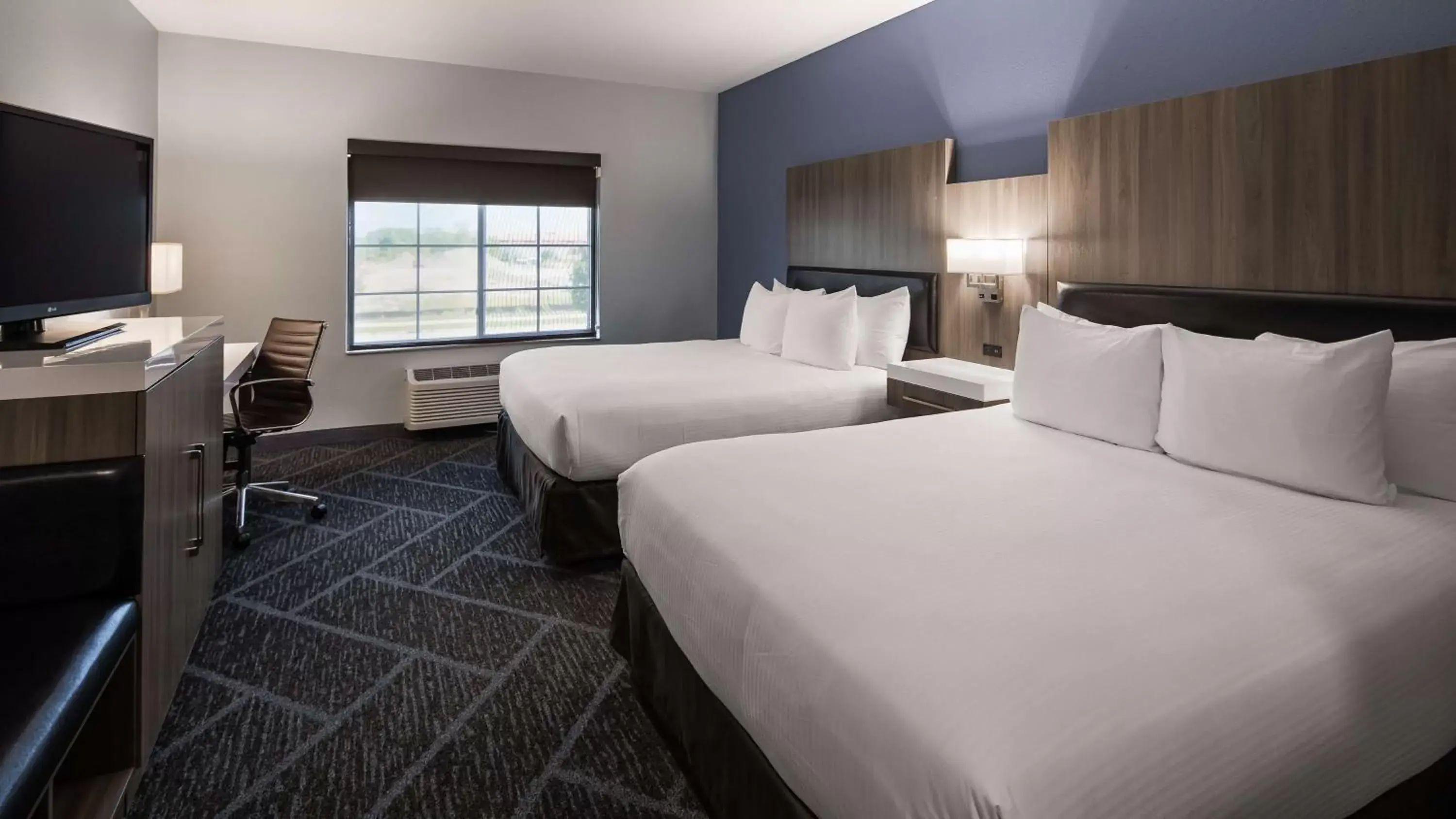Photo of the whole room, Bed in Best Western Plus Appleton Airport Mall Hotel