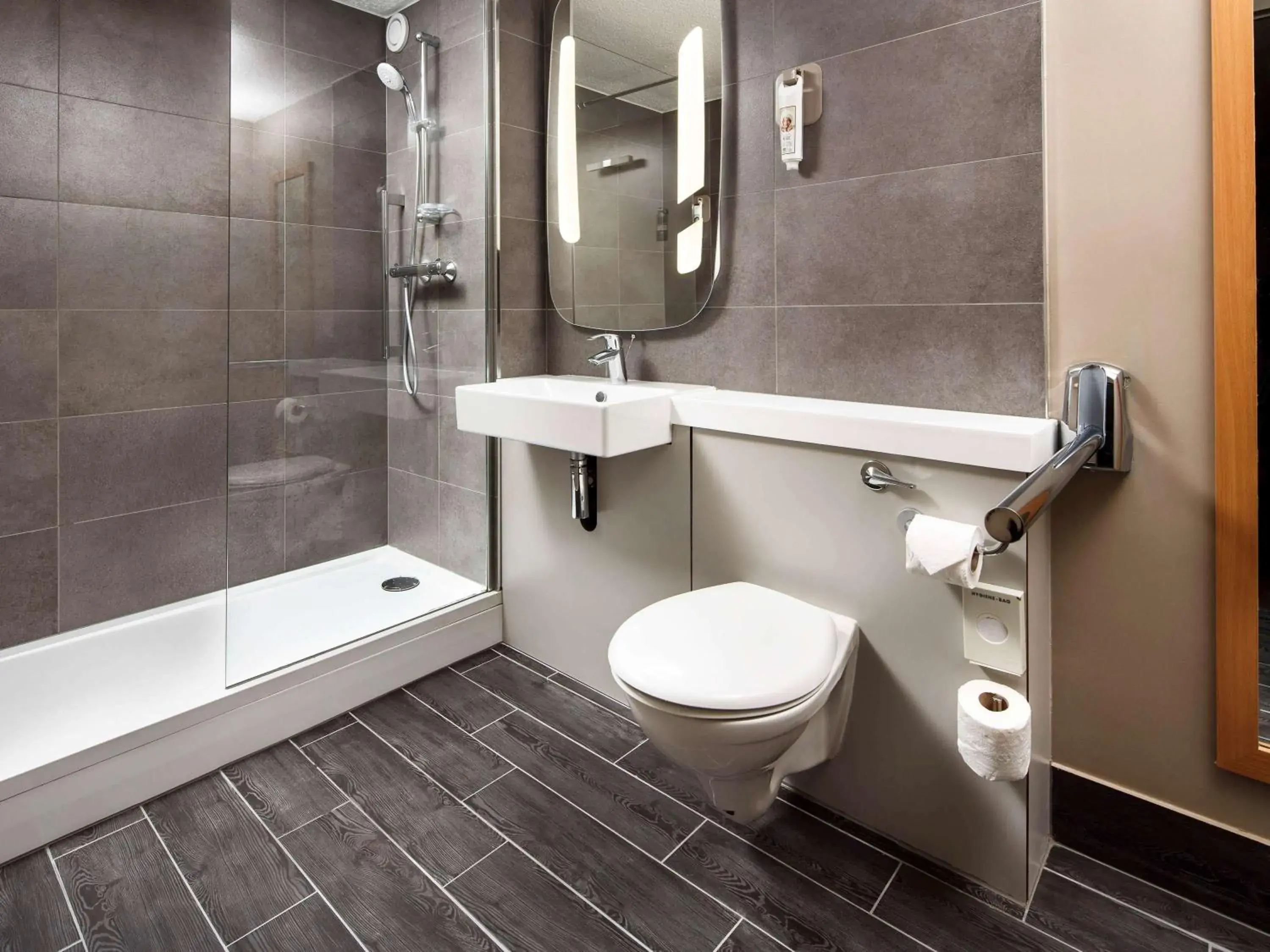 Photo of the whole room, Bathroom in Ibis Coventry South Whitley Hotel