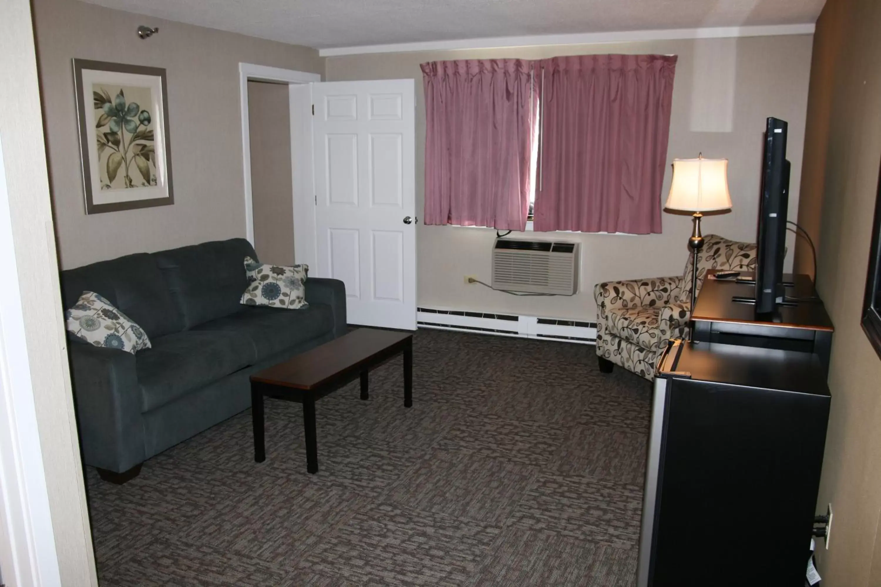 Living room, Seating Area in Bangor Inn & Suites