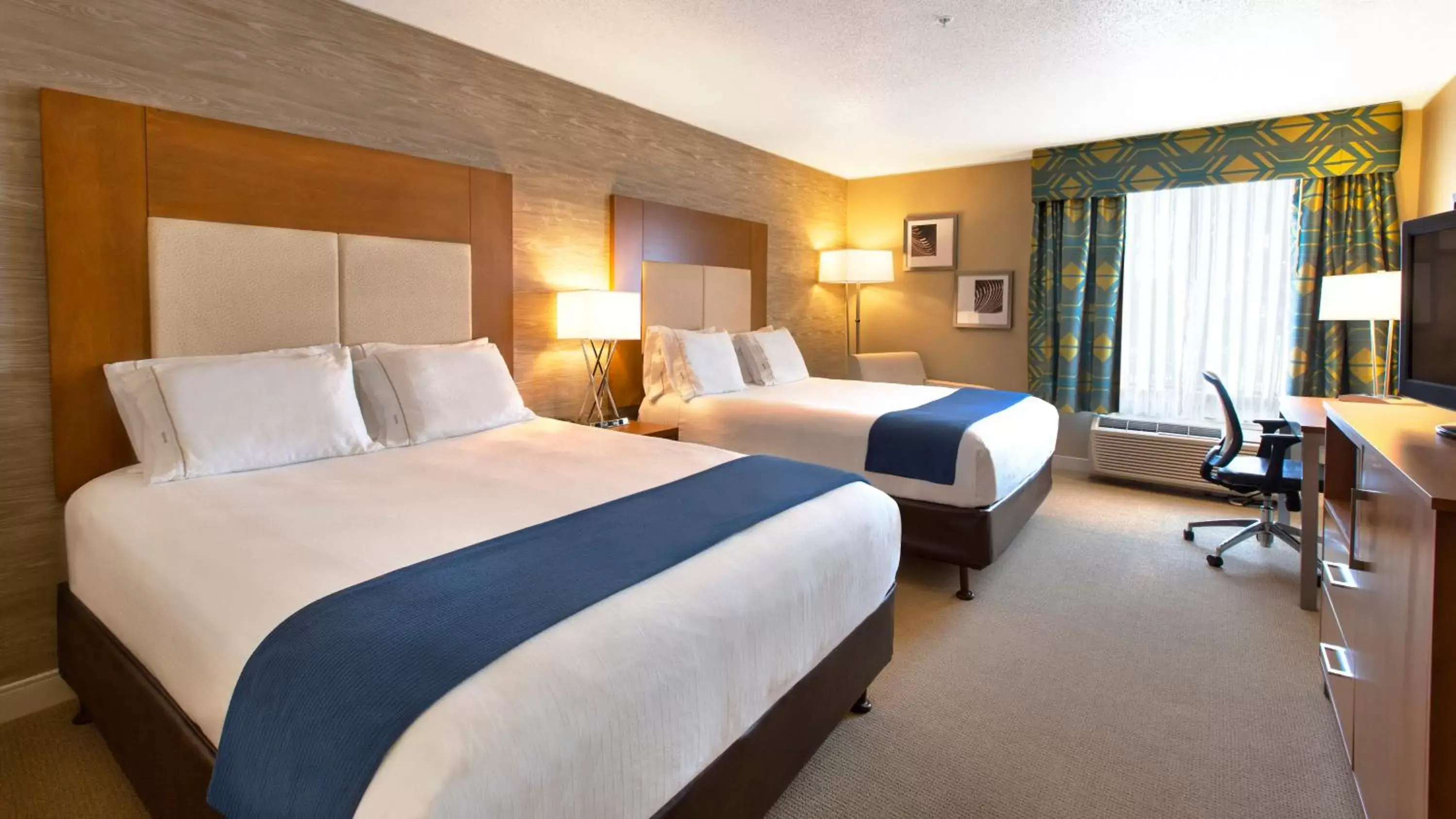 Photo of the whole room, Bed in Holiday Inn & Suites Spring - The Woodlands