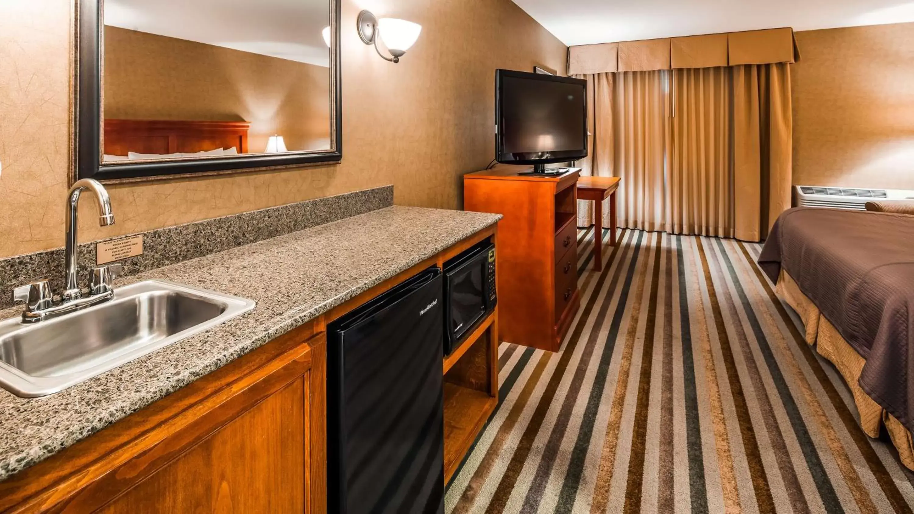 Photo of the whole room, Kitchen/Kitchenette in Best Western Pendleton Inn