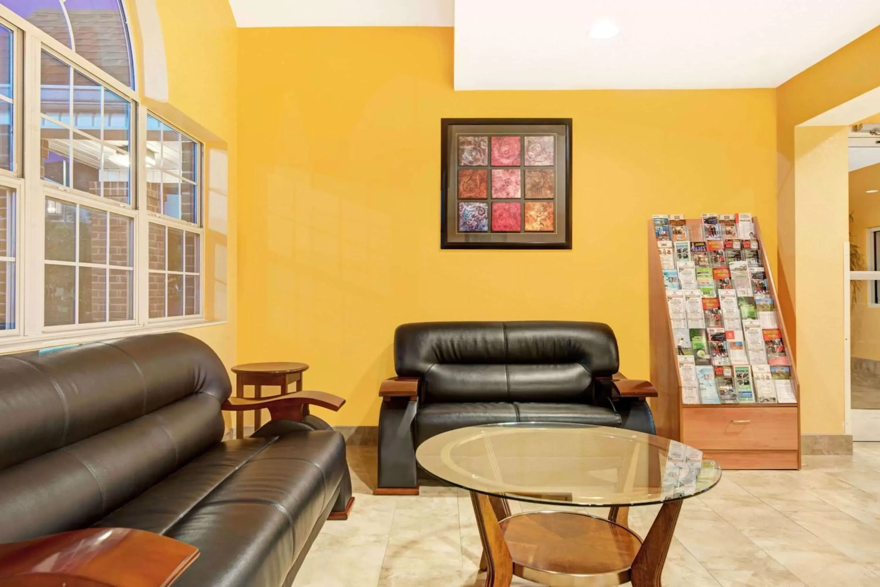 Lobby or reception, Seating Area in Microtel Inn and Suites by Wyndham - Cordova