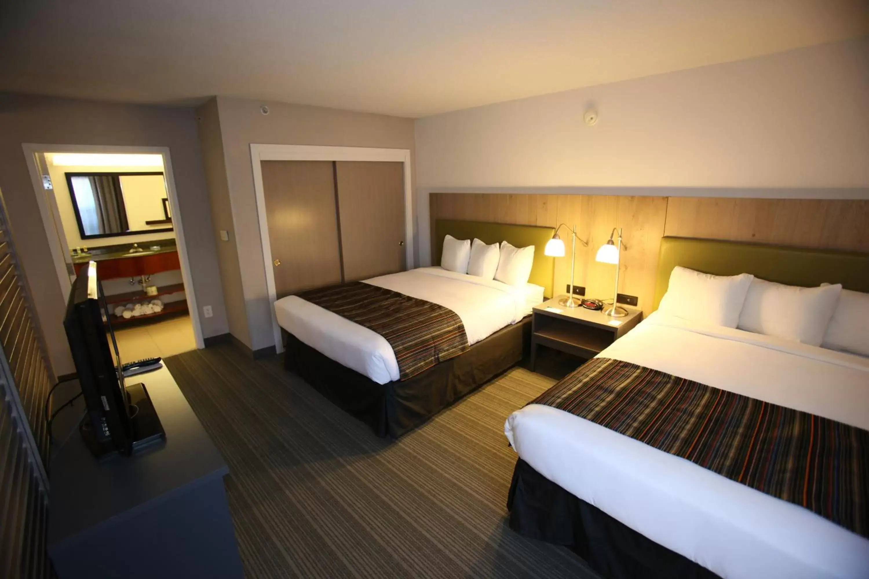 Photo of the whole room, Bed in GreenTree Inn & Suites Phoenix Sky Harbor
