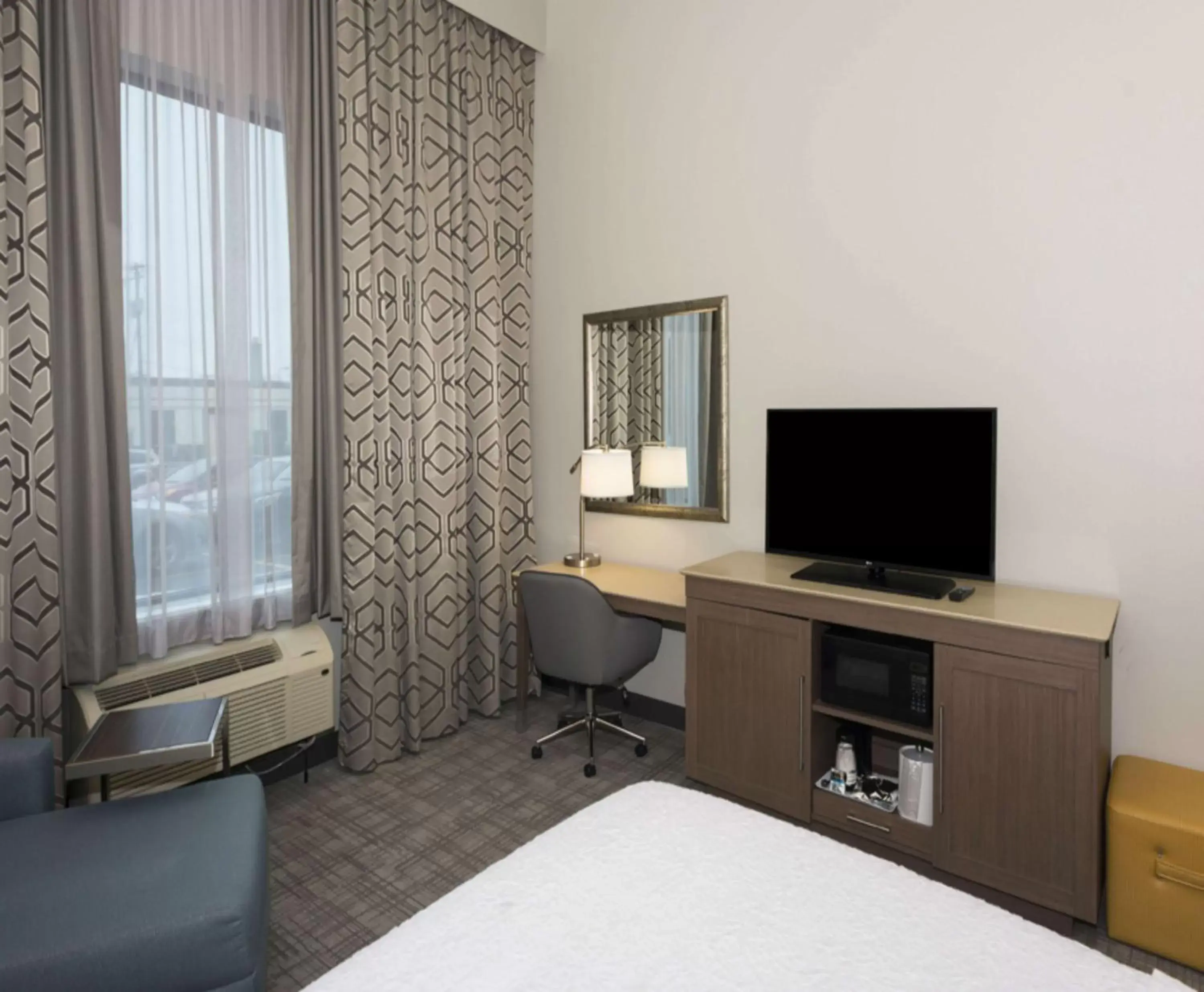 Bed, TV/Entertainment Center in Hampton Inn and Suites Minneapolis University Area, MN