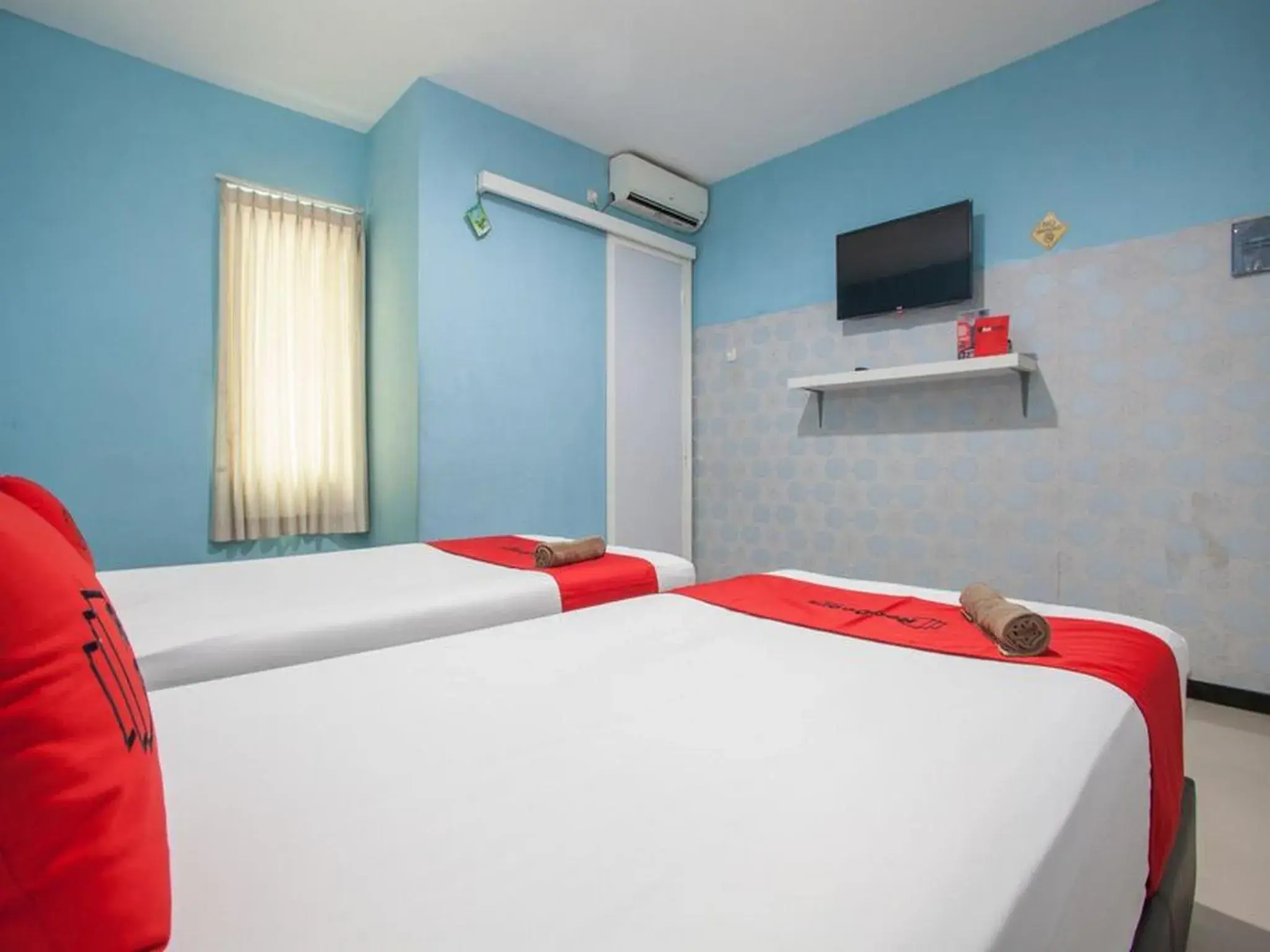 Bedroom, Bed in RedDoorz @ Raya Tidar