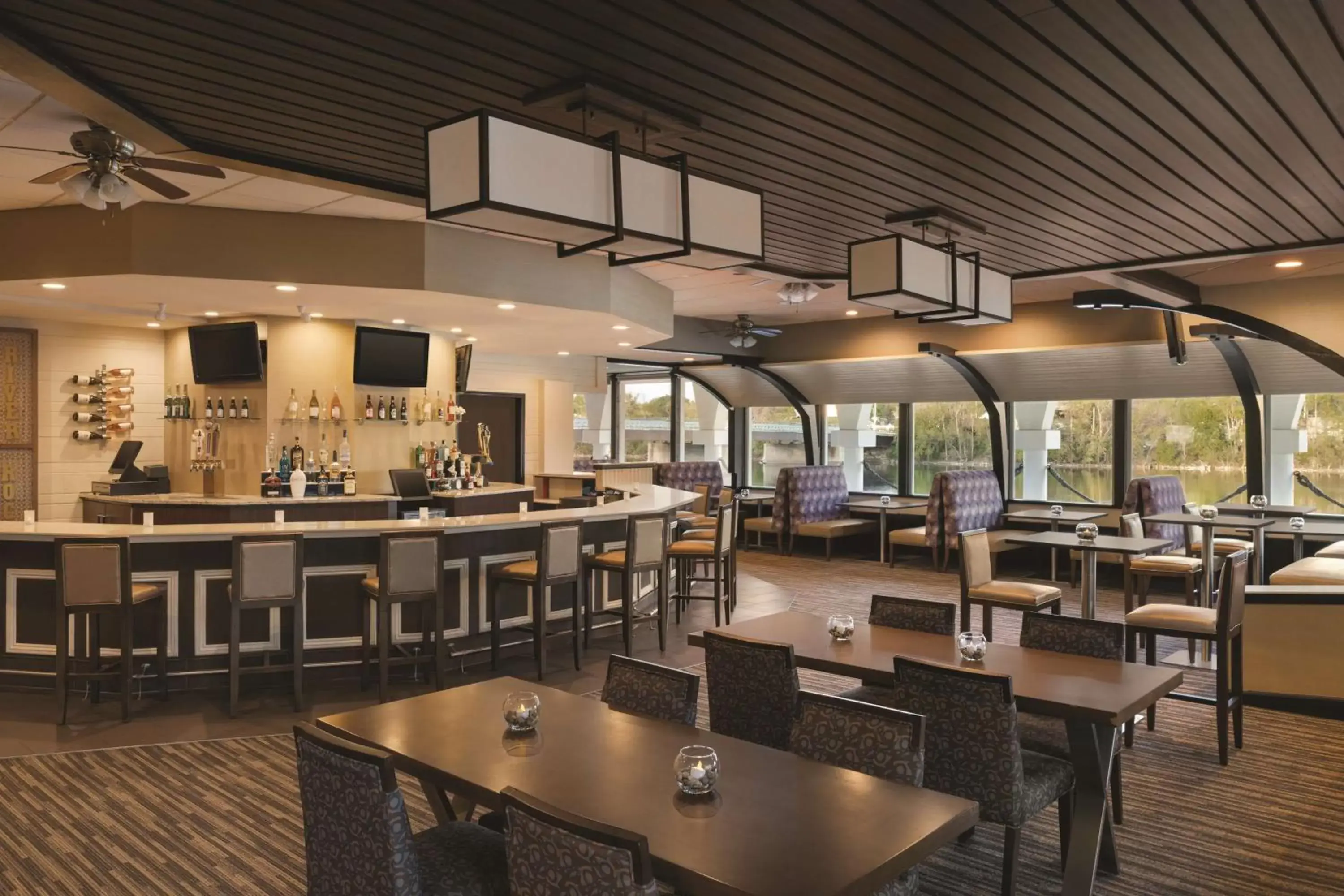 Lounge or bar, Restaurant/Places to Eat in Radisson Hotel Grand Rapids Riverfront