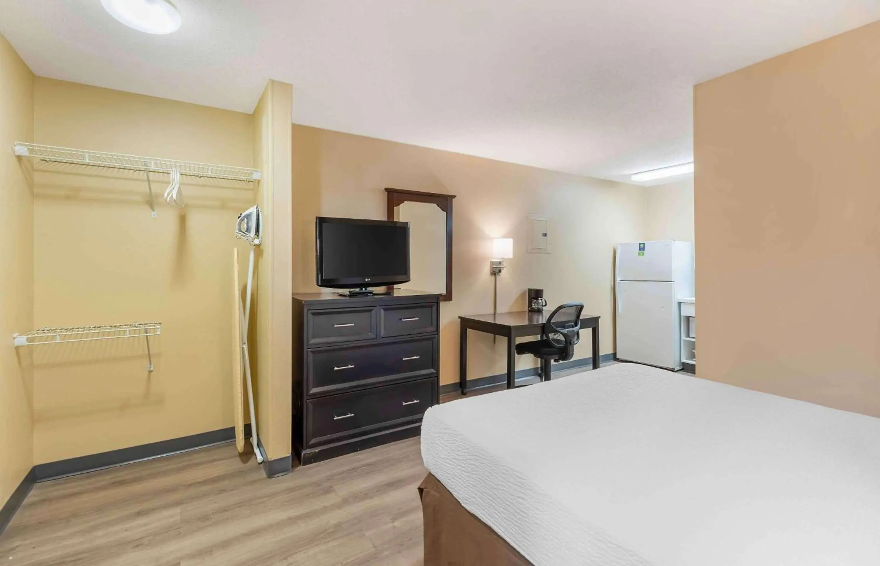 Bedroom, Bed in Extended Stay America Suites - St Louis - Westport - East Lackland Rd