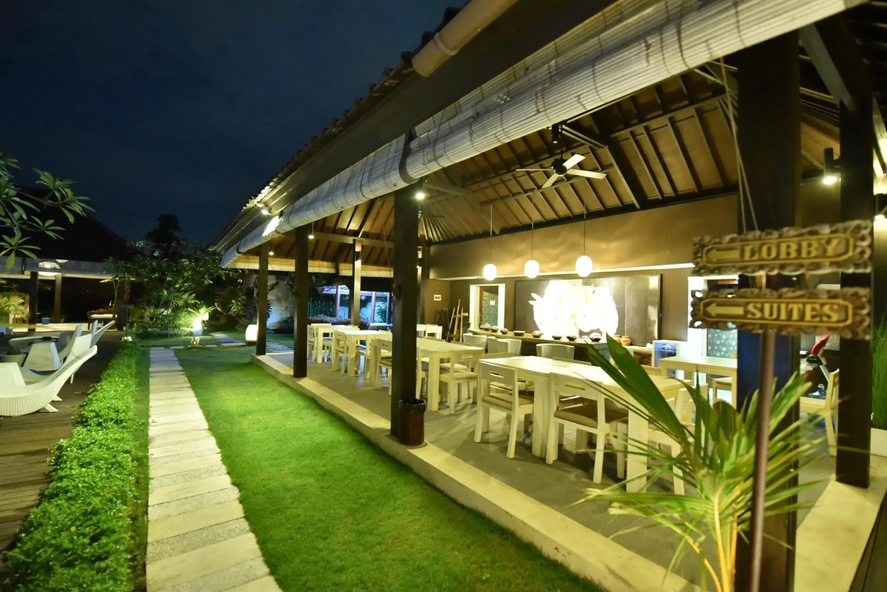 Restaurant/places to eat in Katala Suites and Villas