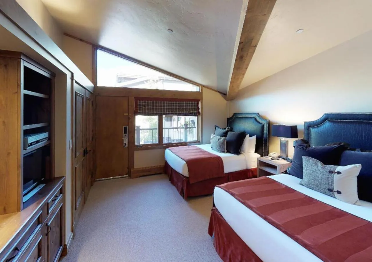 Photo of the whole room, Bed in Manor Vail Lodge