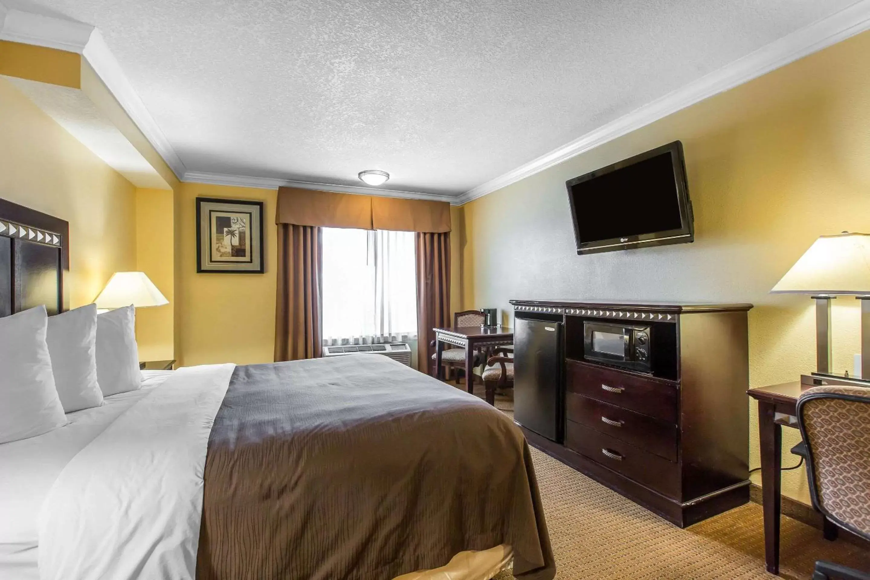Photo of the whole room, Bed in Quality Inn & Suites Bell Gardens-Los Angeles