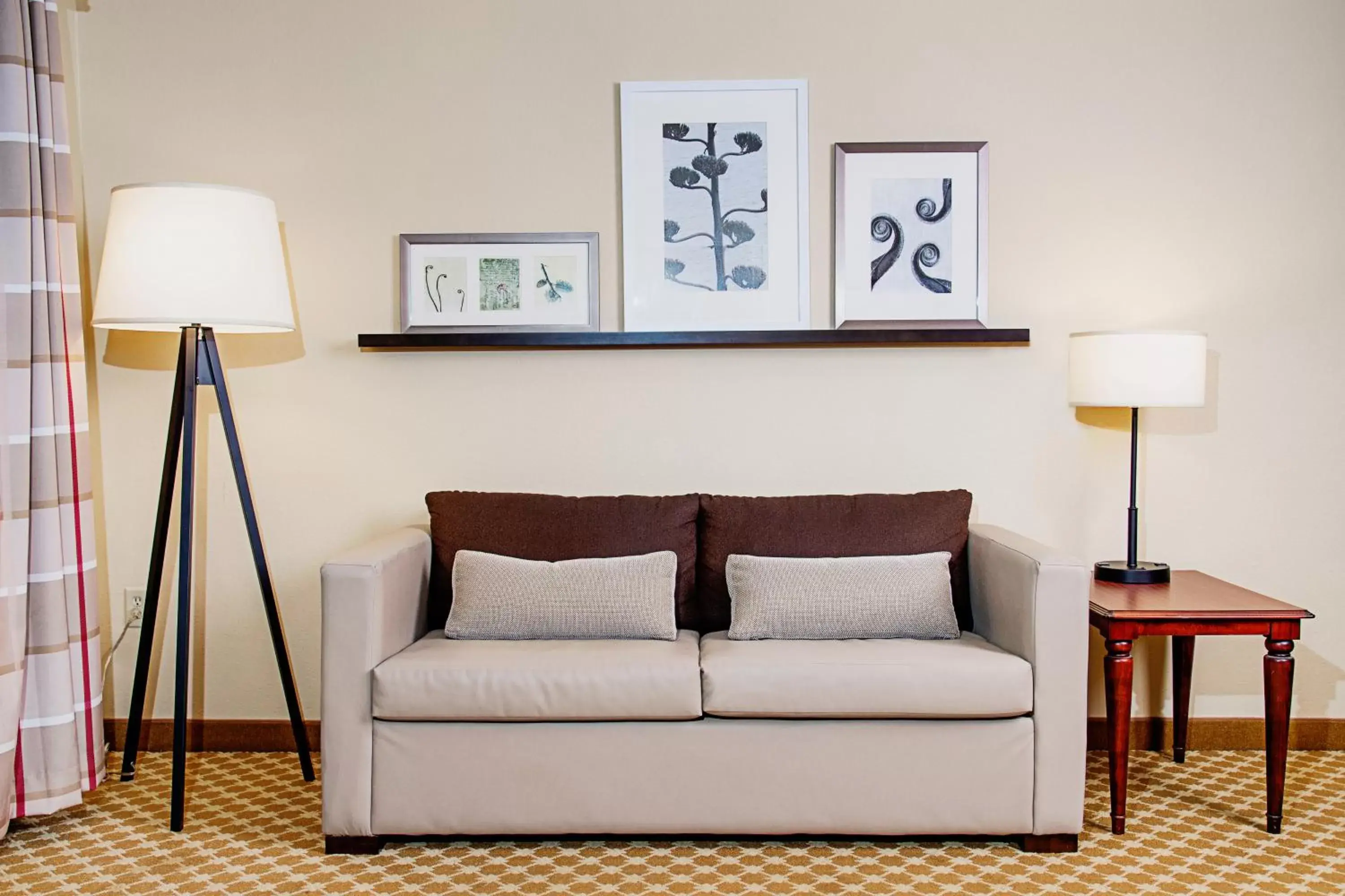 Seating Area in Country Inn & Suites by Radisson, Milwaukee West (Brookfield), WI