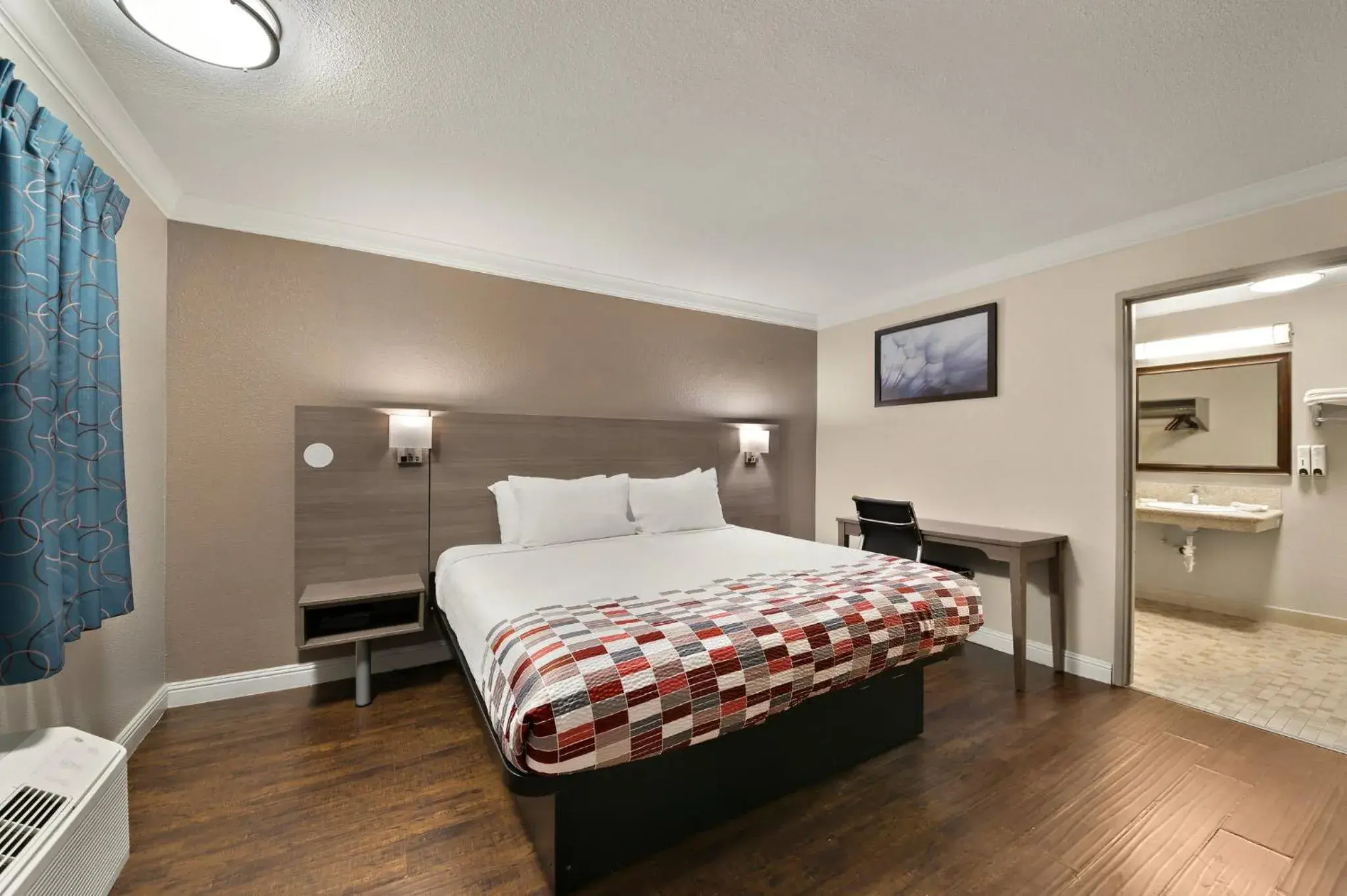 Photo of the whole room, Bed in Red Roof Inn Los Angeles - Bellflower