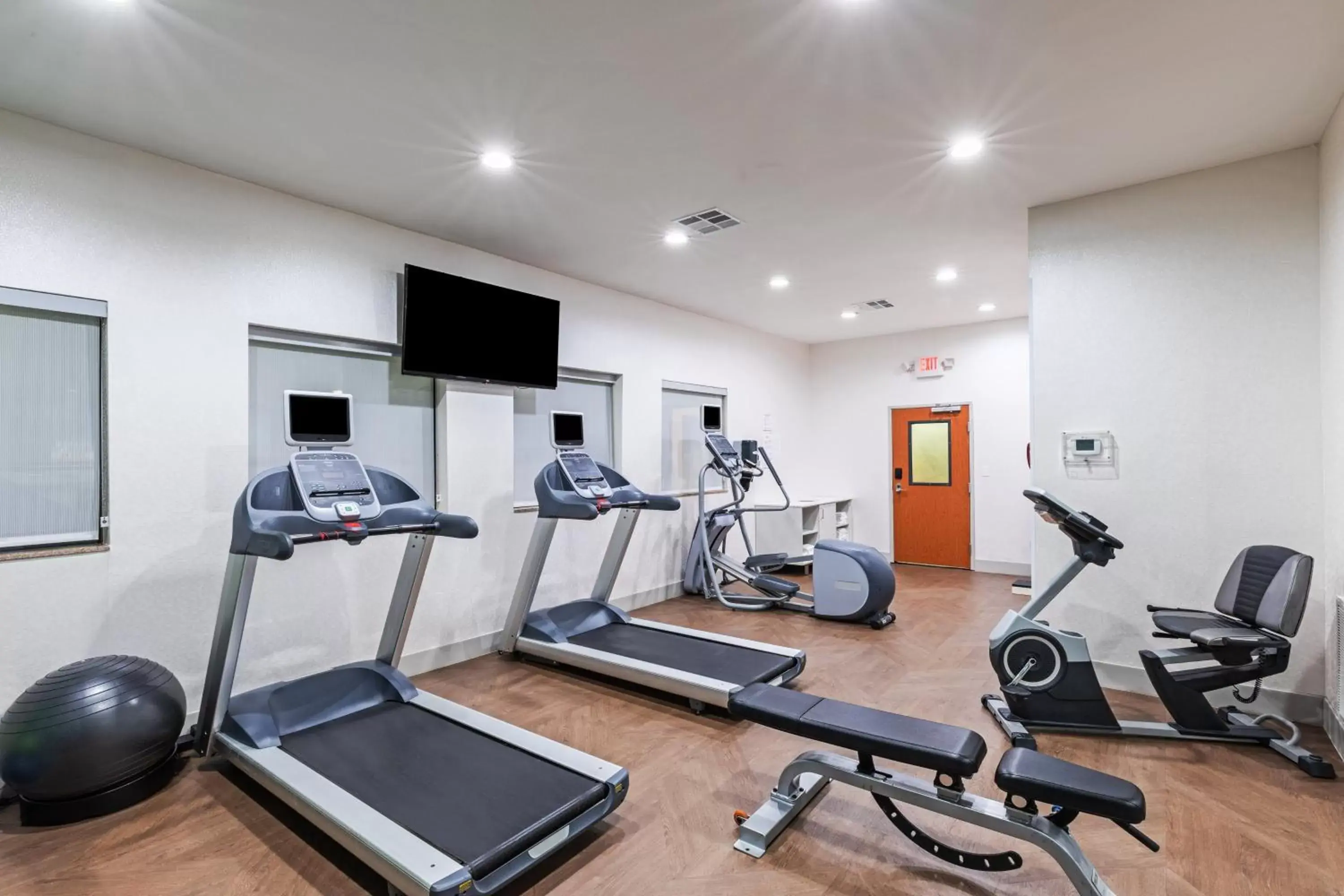 Spa and wellness centre/facilities, Fitness Center/Facilities in Holiday Inn Express and Suites Pryor, an IHG Hotel