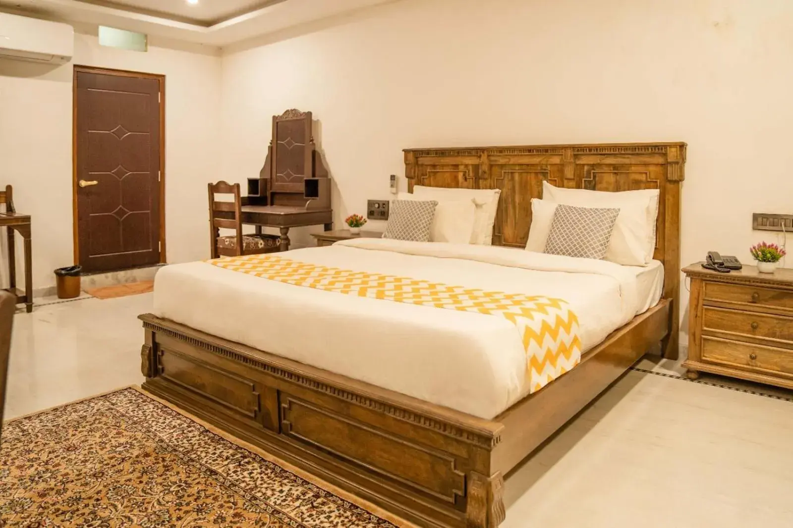 Bed in Hotel Devraj Niwas on Lake Pichola Udaipur