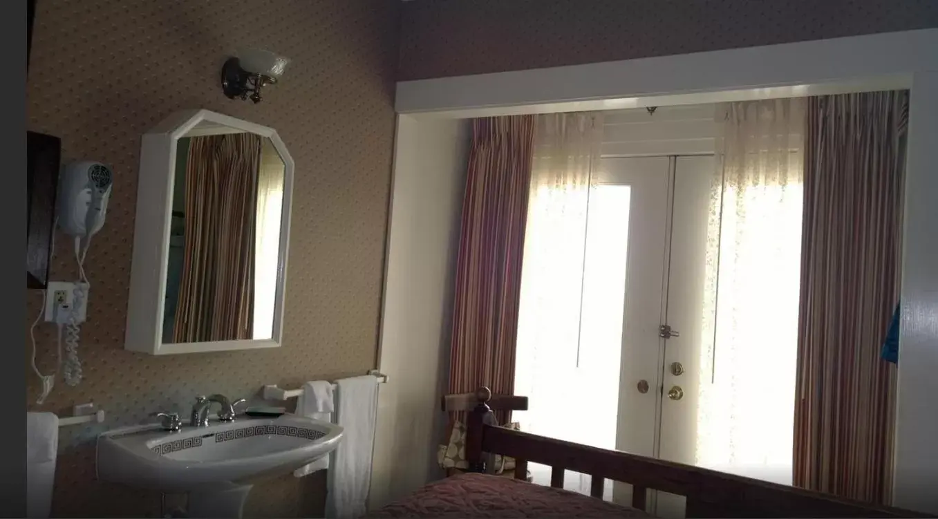 Bathroom in Mendocino Hotel & Garden