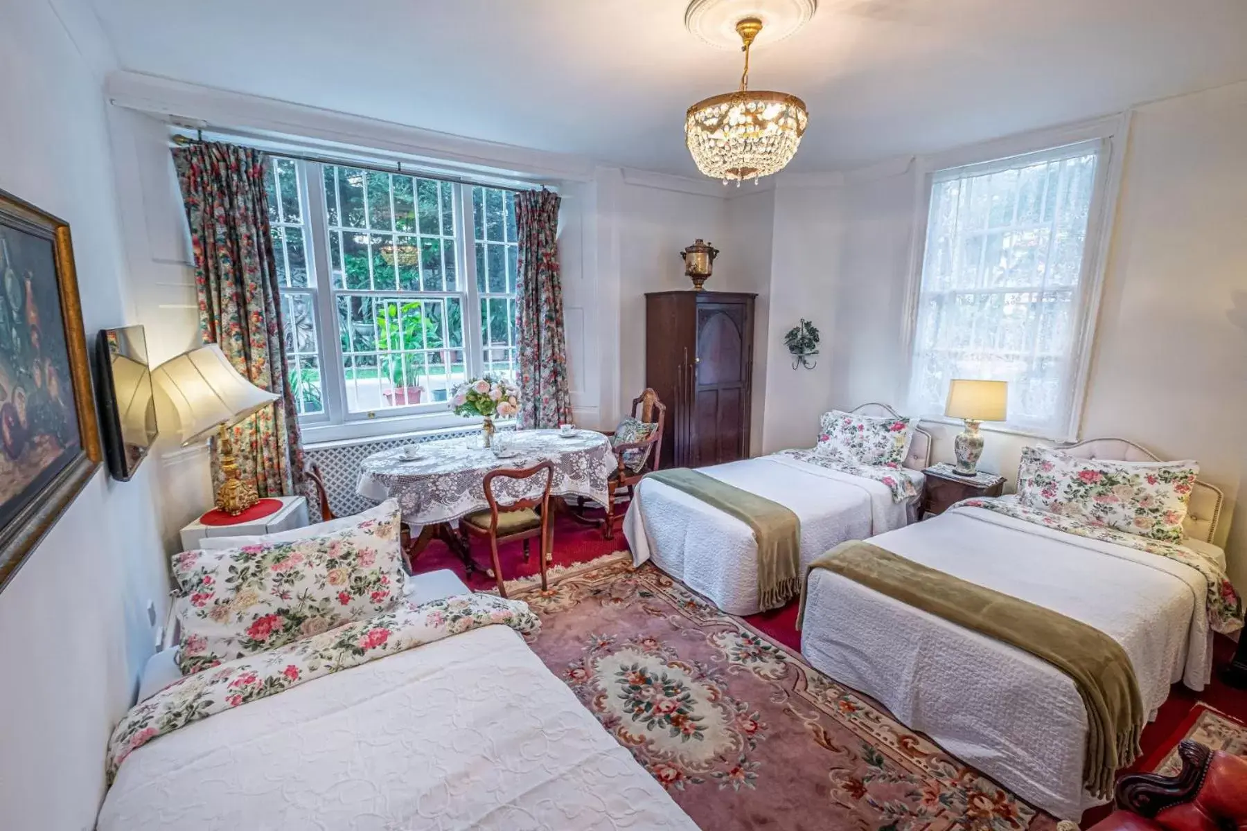 Photo of the whole room, Bed in Dawson Place, Juliette's Bed and Breakfast