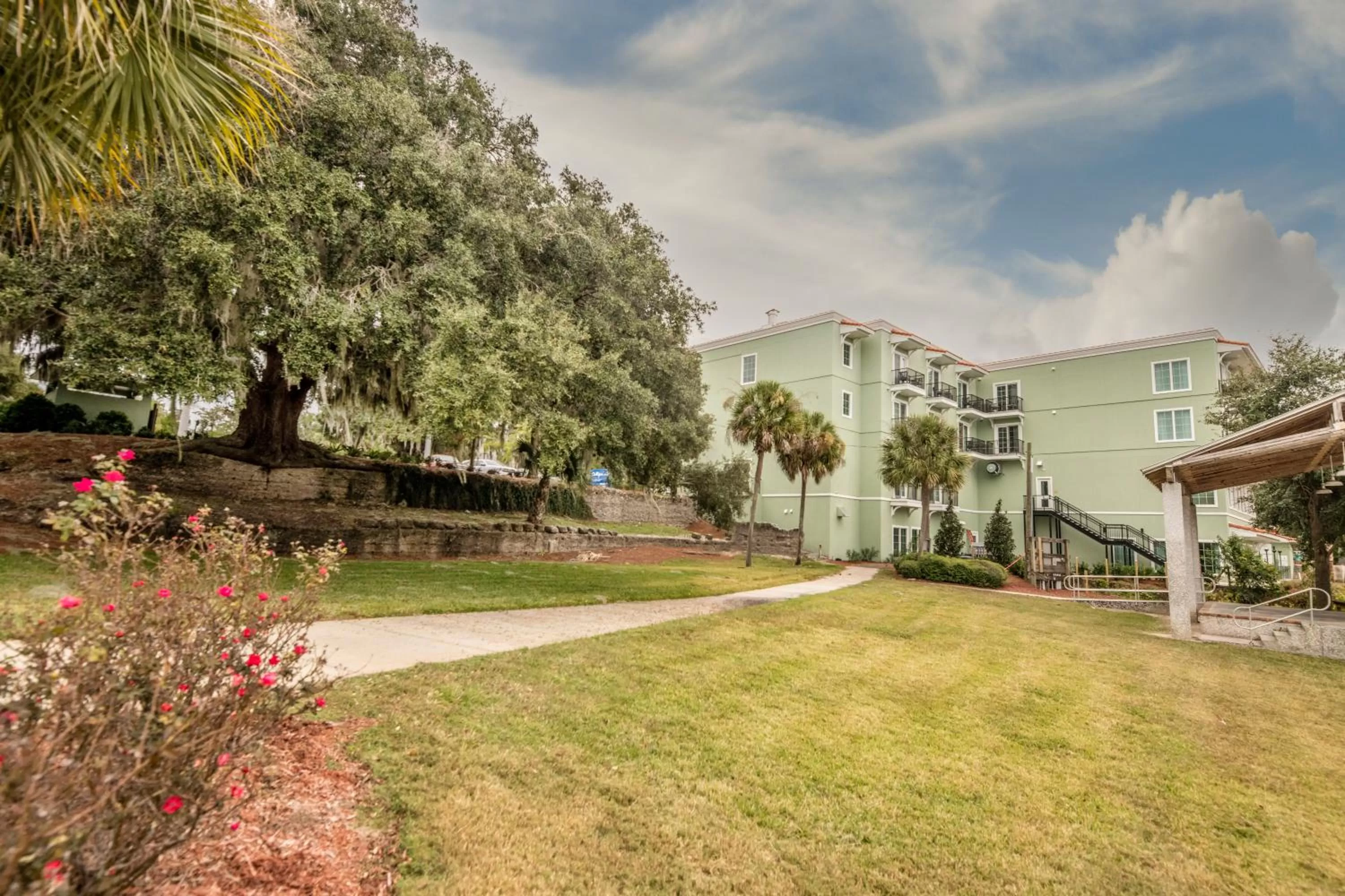 Property building in Oaks on the River