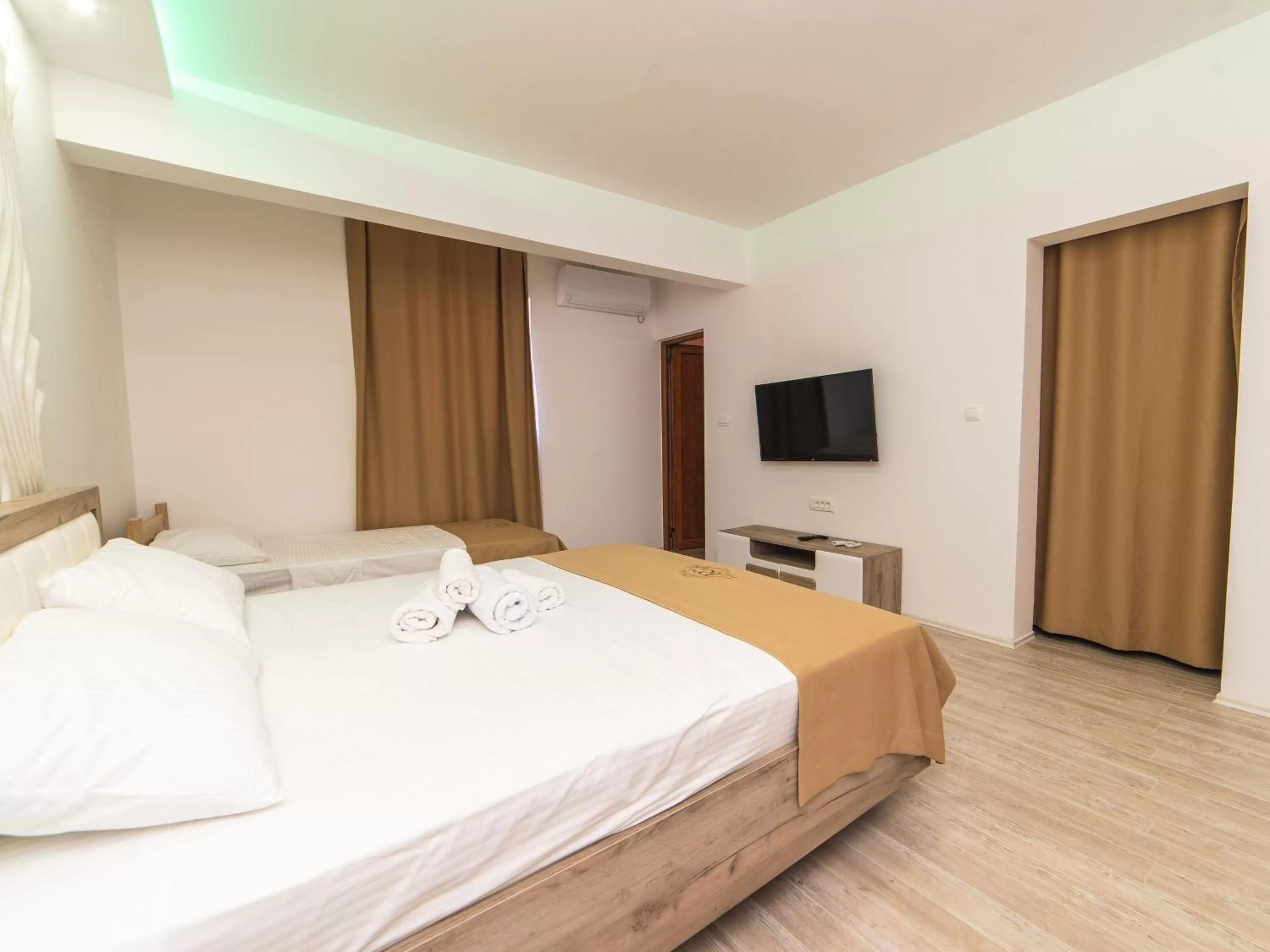 Bed in Hotel Royal Garden