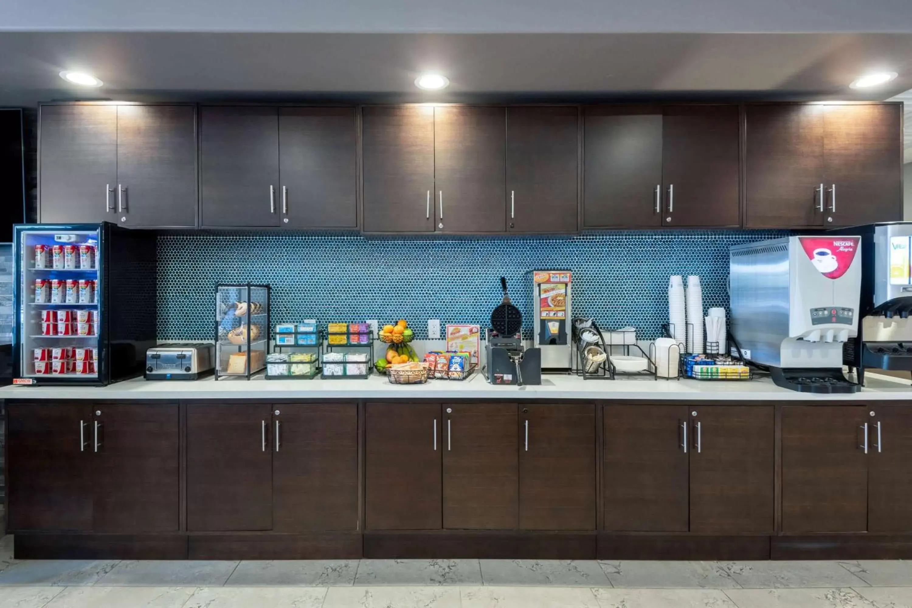 Restaurant/places to eat, Kitchen/Kitchenette in Microtel Inn & Suites by Wyndham Tracy