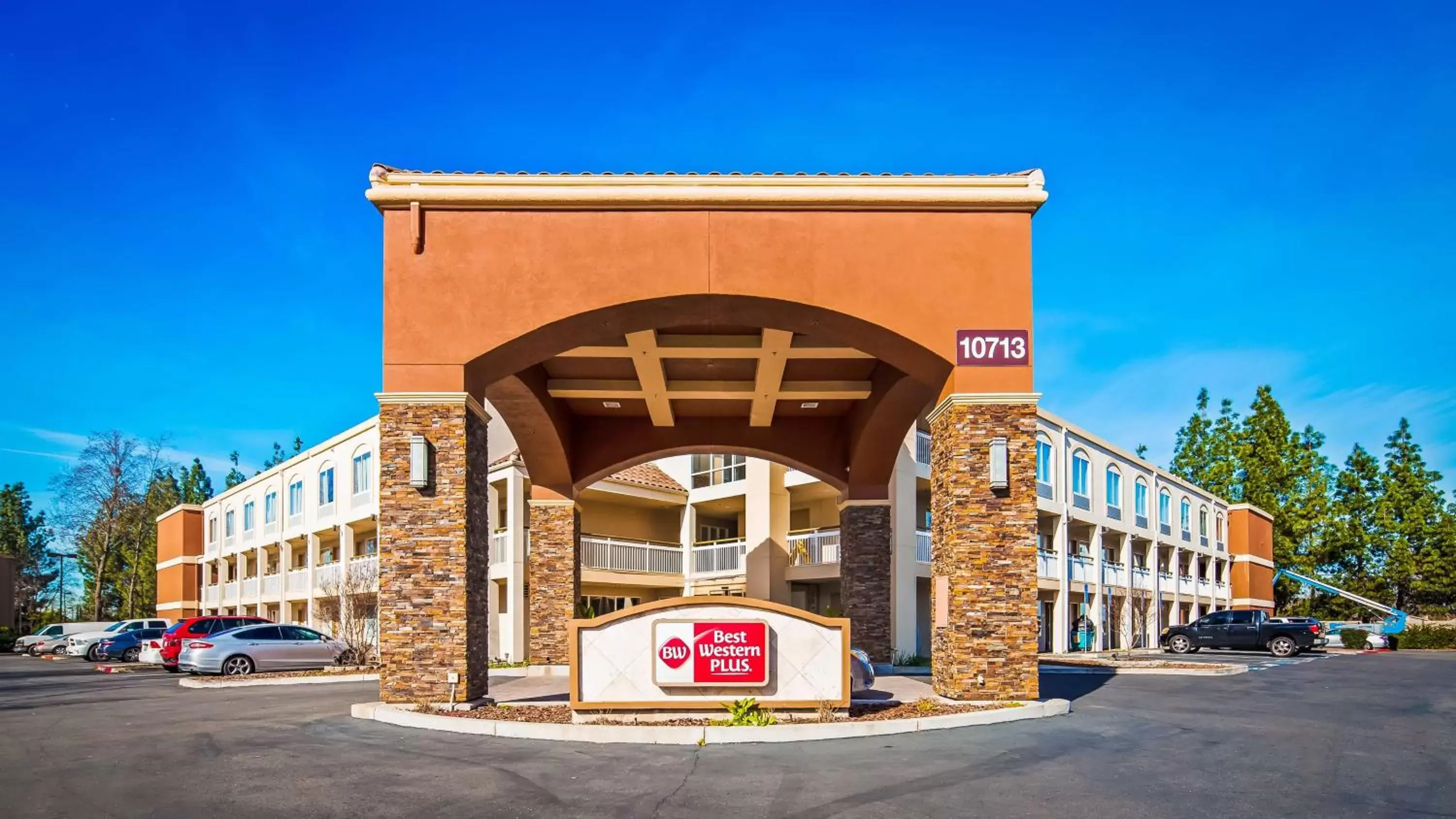 Property building in Best Western Plus Rancho Cordova Inn