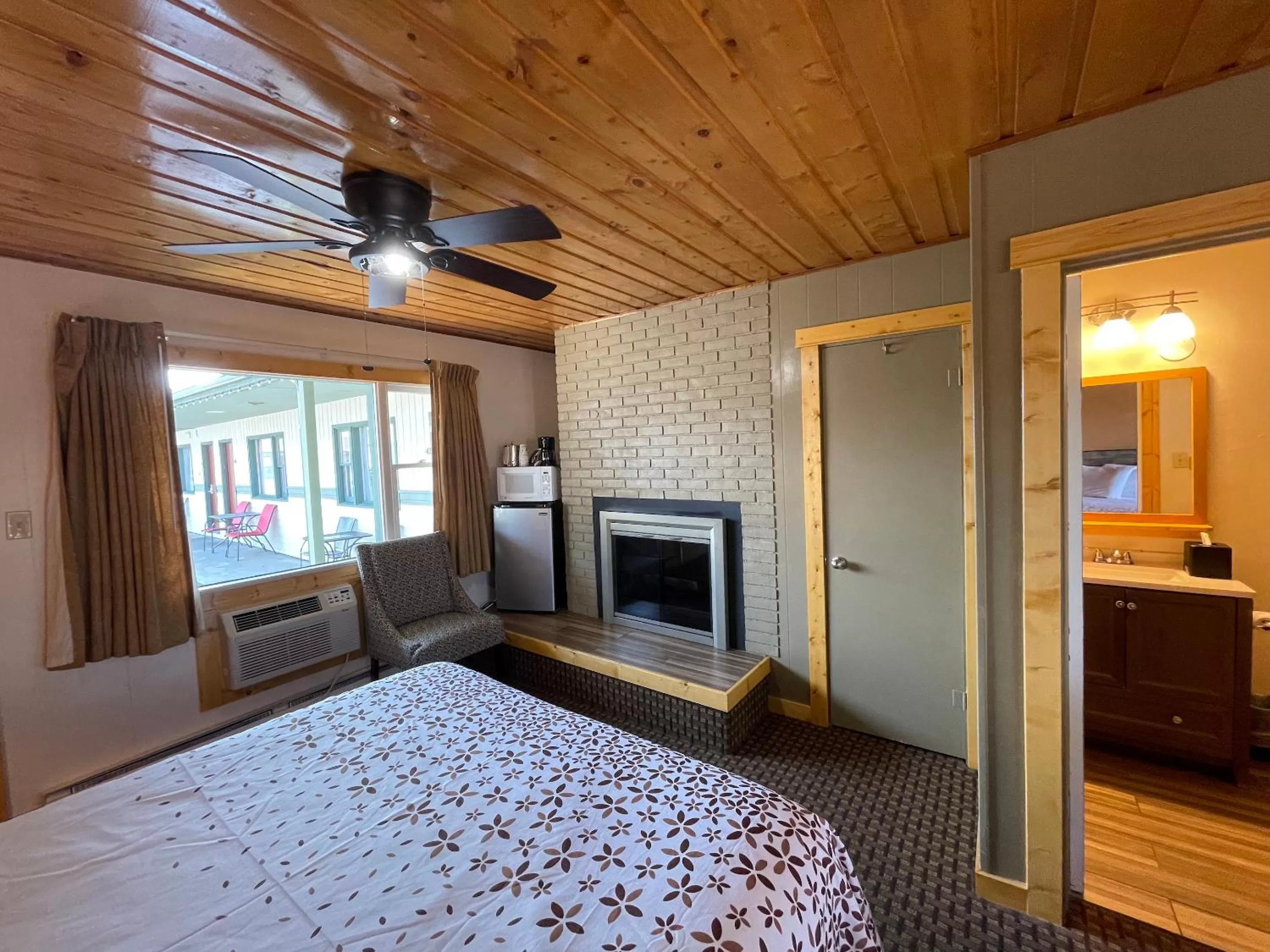 flat iron, Bed in Estes Mountain Inn