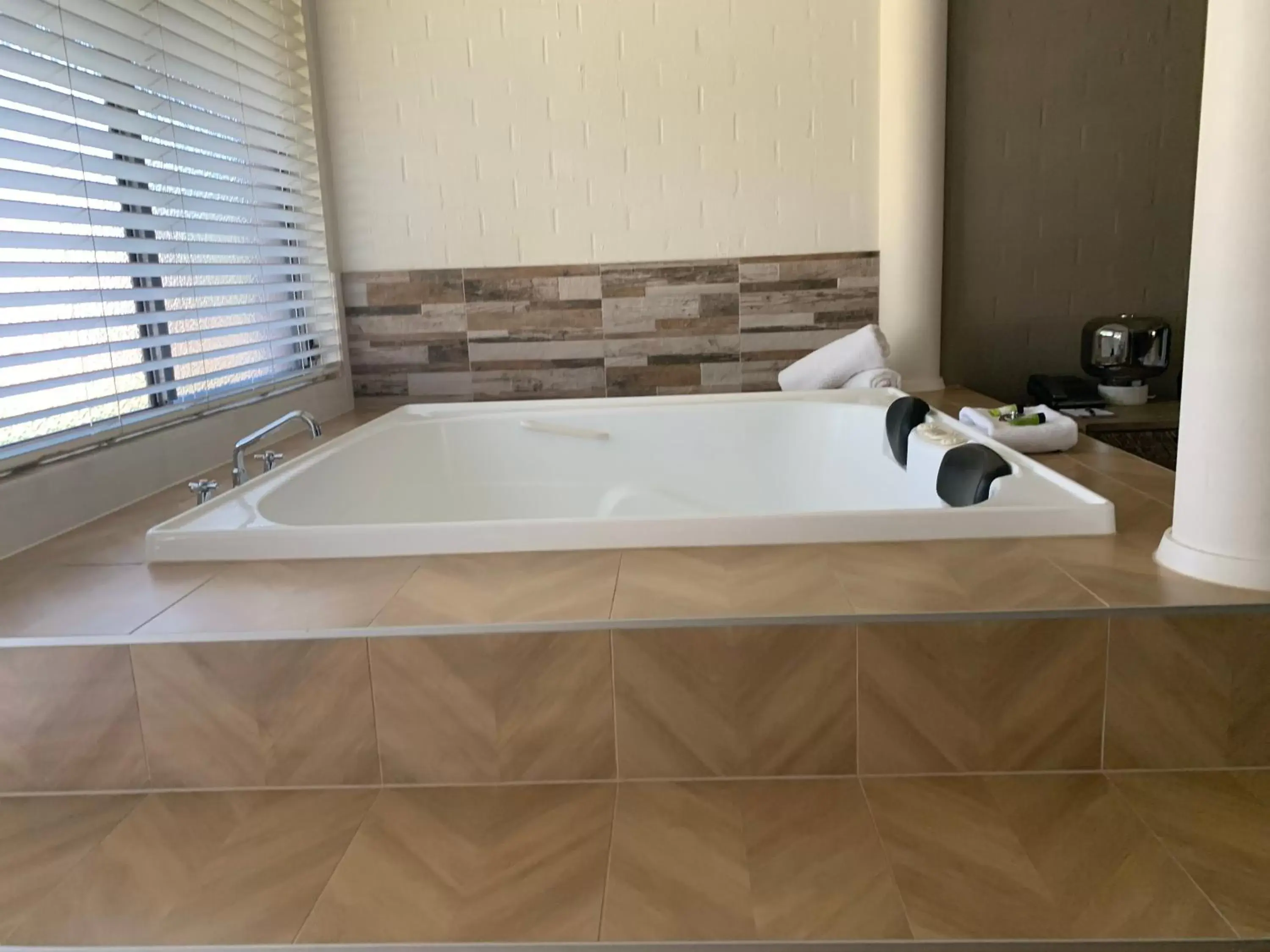 Bath, Bathroom in Blazing Stump Motel & Suites
