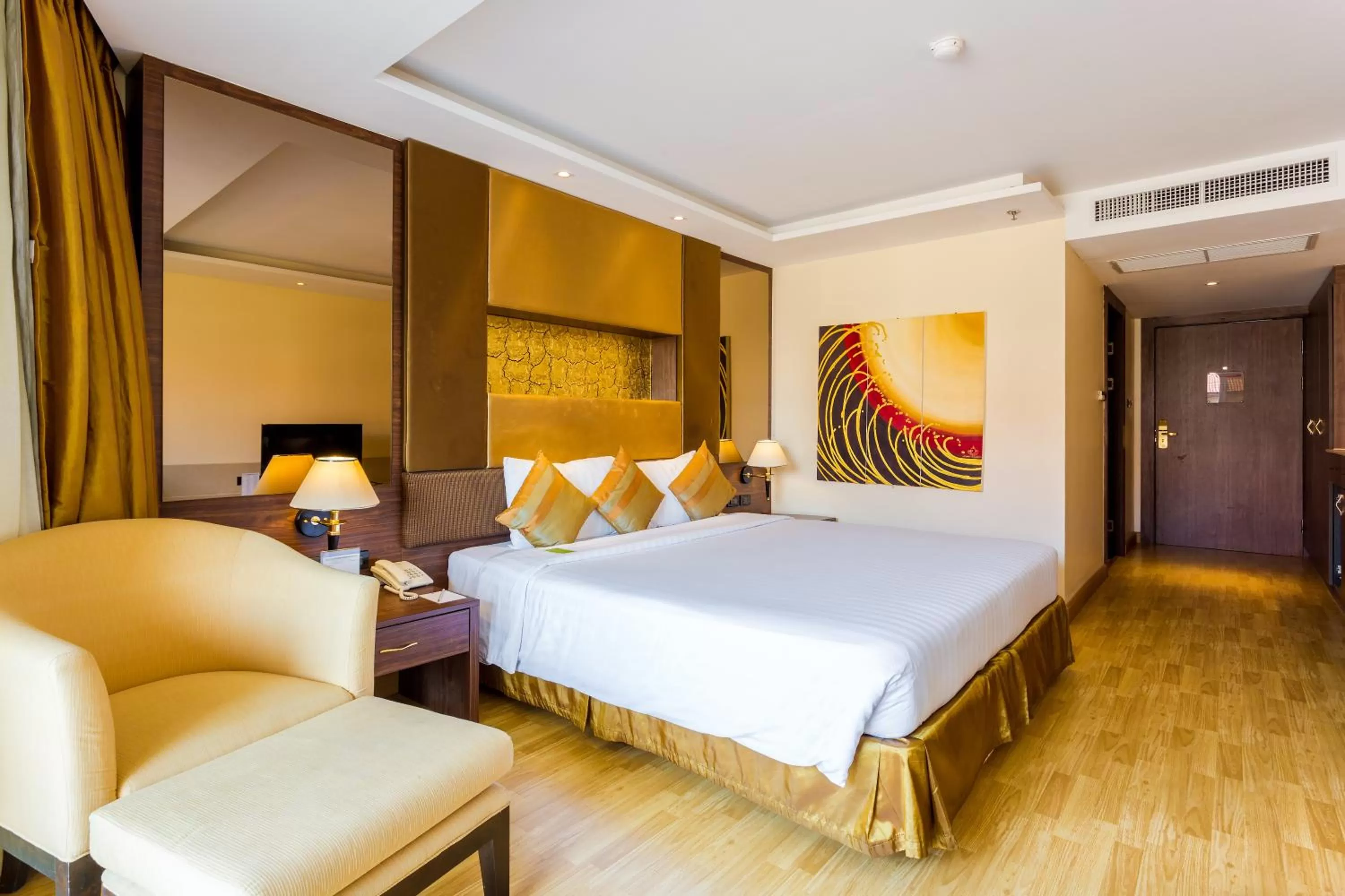 Photo of the whole room, Bed in Nova Gold Hotel Pattaya