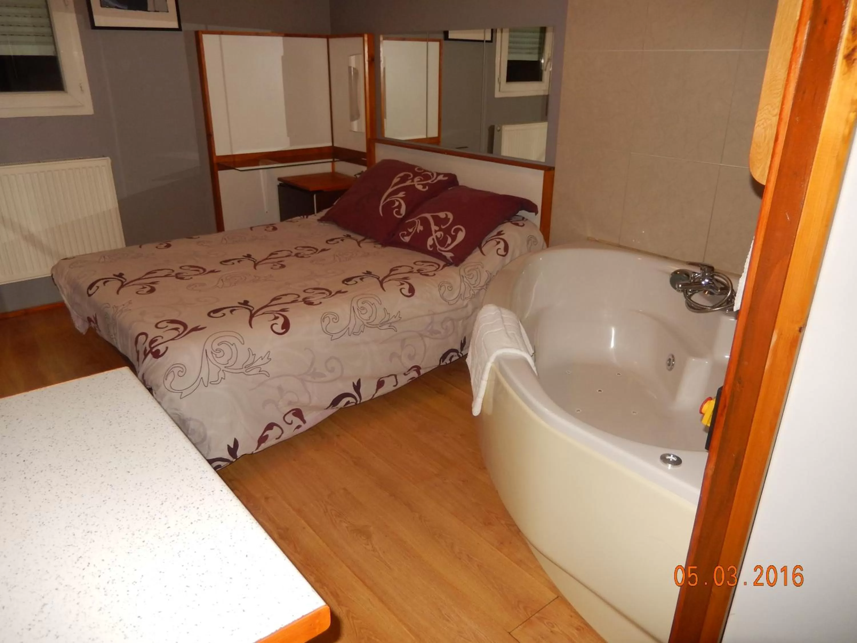 Hot Tub, Bed in Hôtel Eco Logis Espace Bellevue