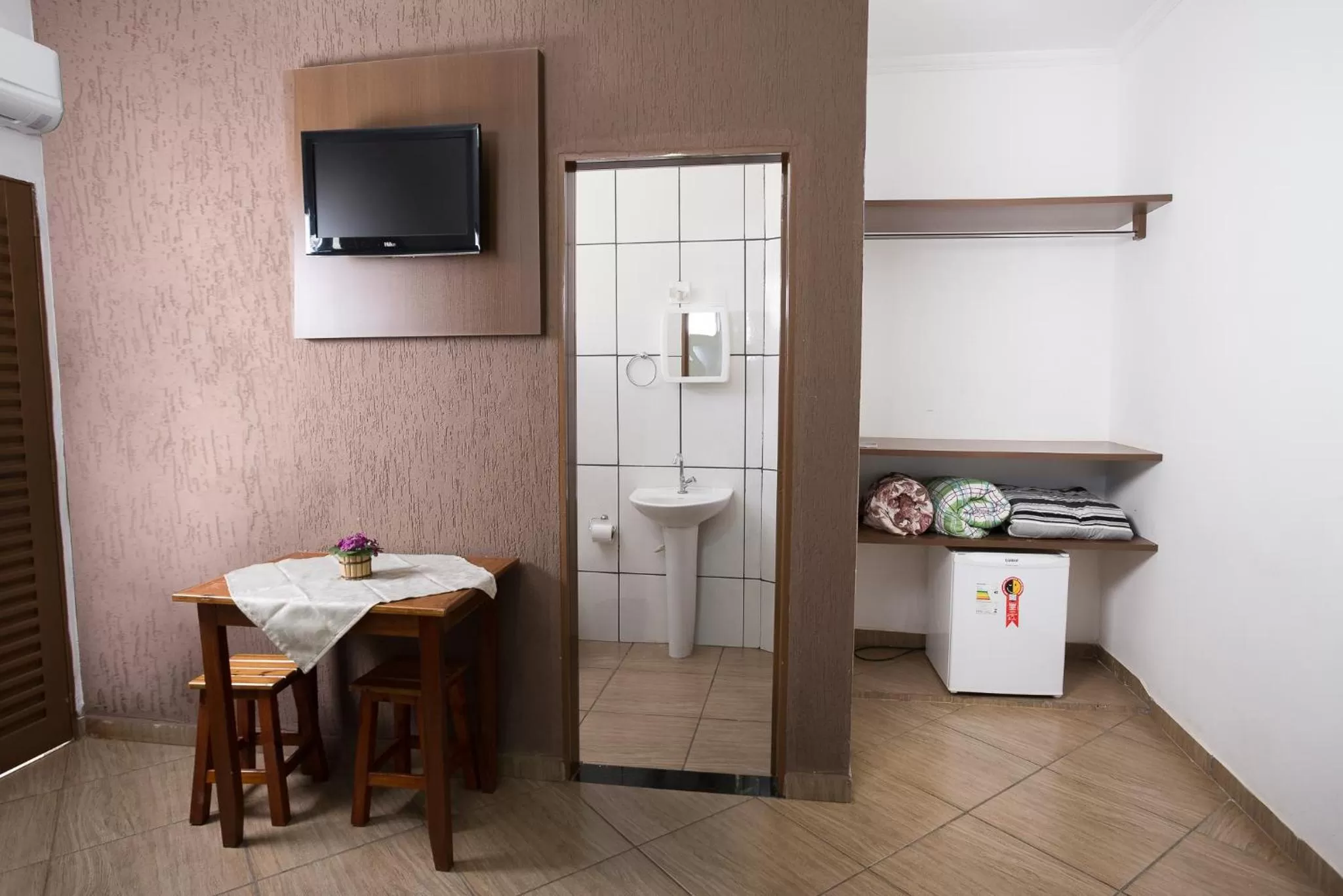 TV and multimedia in Hotel Portela III - Aprox 600m do Thermas dos Laranjais e Hot Beach