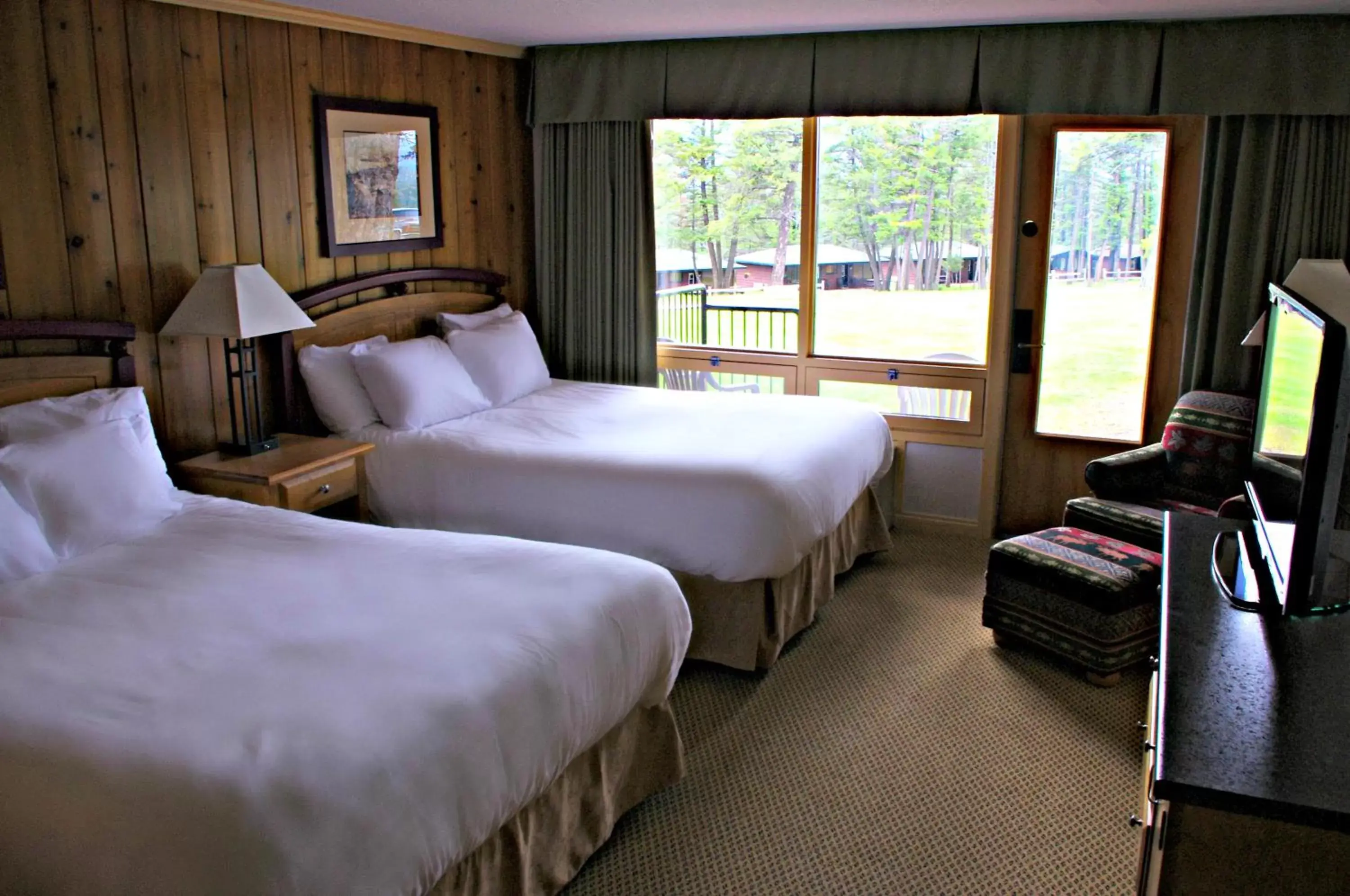 Bedroom, Bed in Fairmont Hot Springs Resort