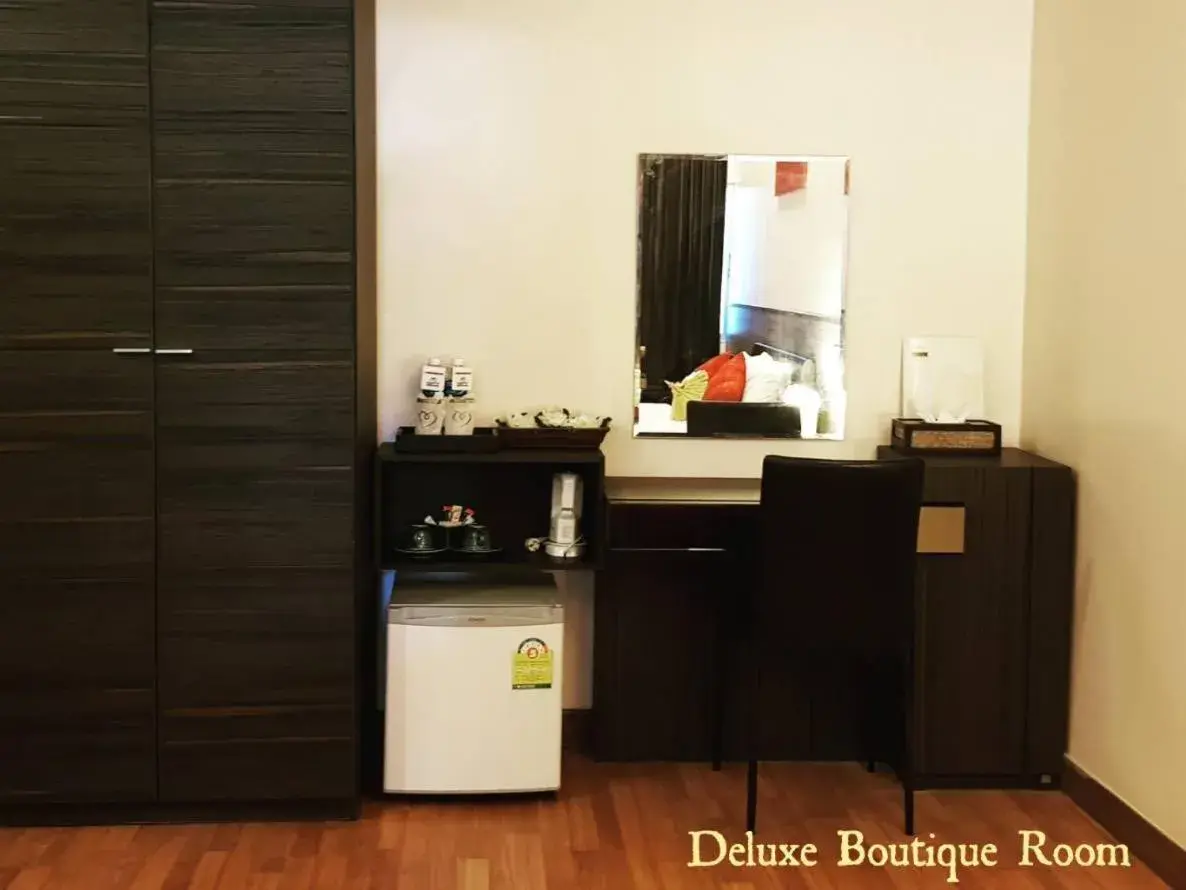 Kitchen/Kitchenette in Maninarakorn Hotel