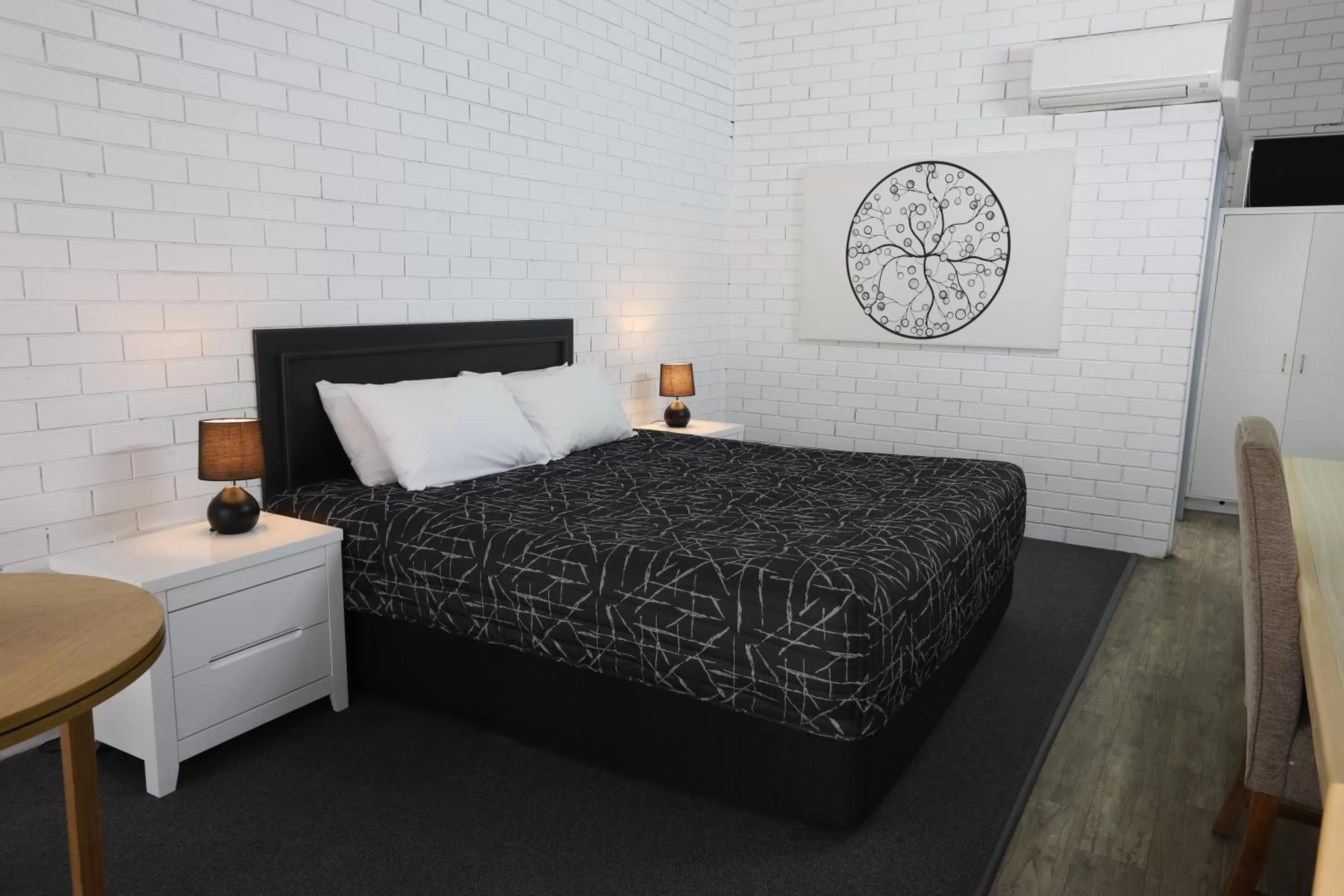 Bed in The Town House Motor Inn