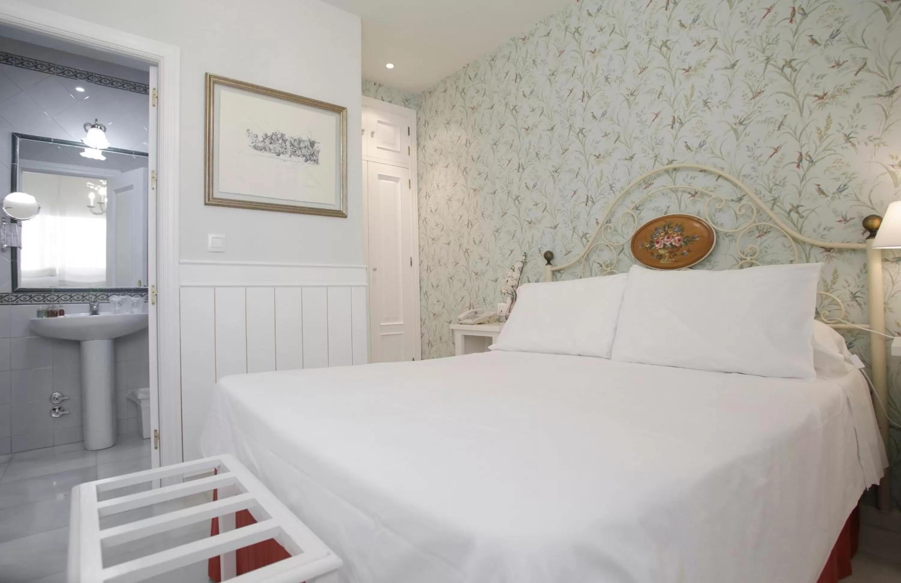 Bedroom, Bed in Basic Hotel Puerta de Sevilla