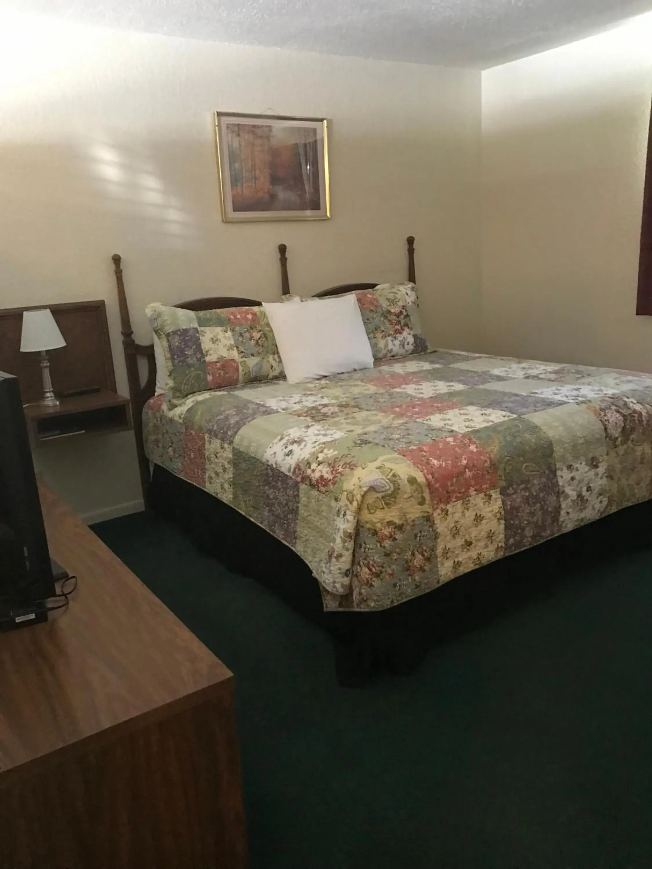Bed in Sunset Inn and Suites